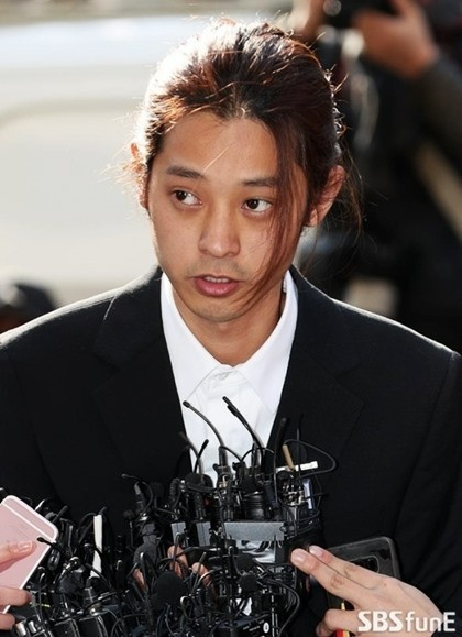 Jung Joon Young bịt kín, cúi gằm mặt ngày ra tù. Jung Joon Young bịt kín, cúi gằm mặt ngày ra tù.