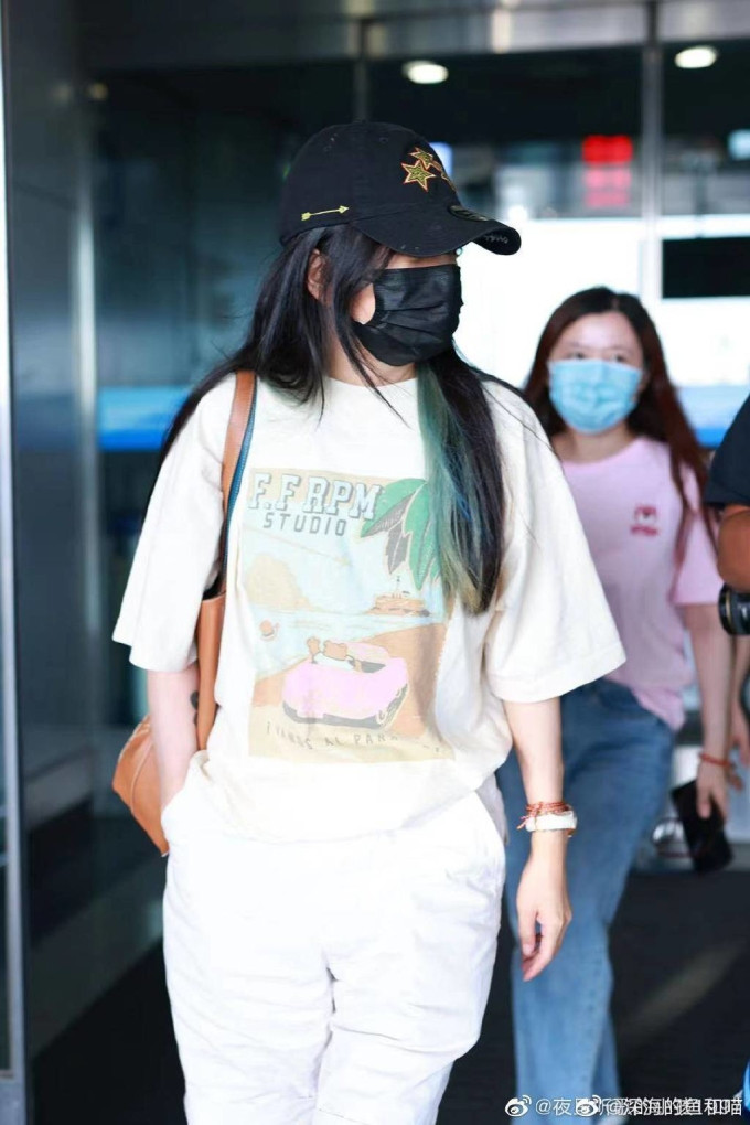 Triệu Vy tại sân bay Bắc Kinh, Trung Quốc.