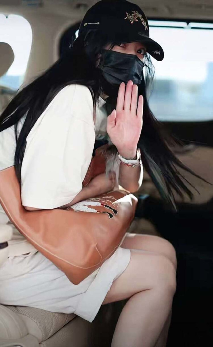 Triệu Vy tại sân bay Bắc Kinh, Trung Quốc.