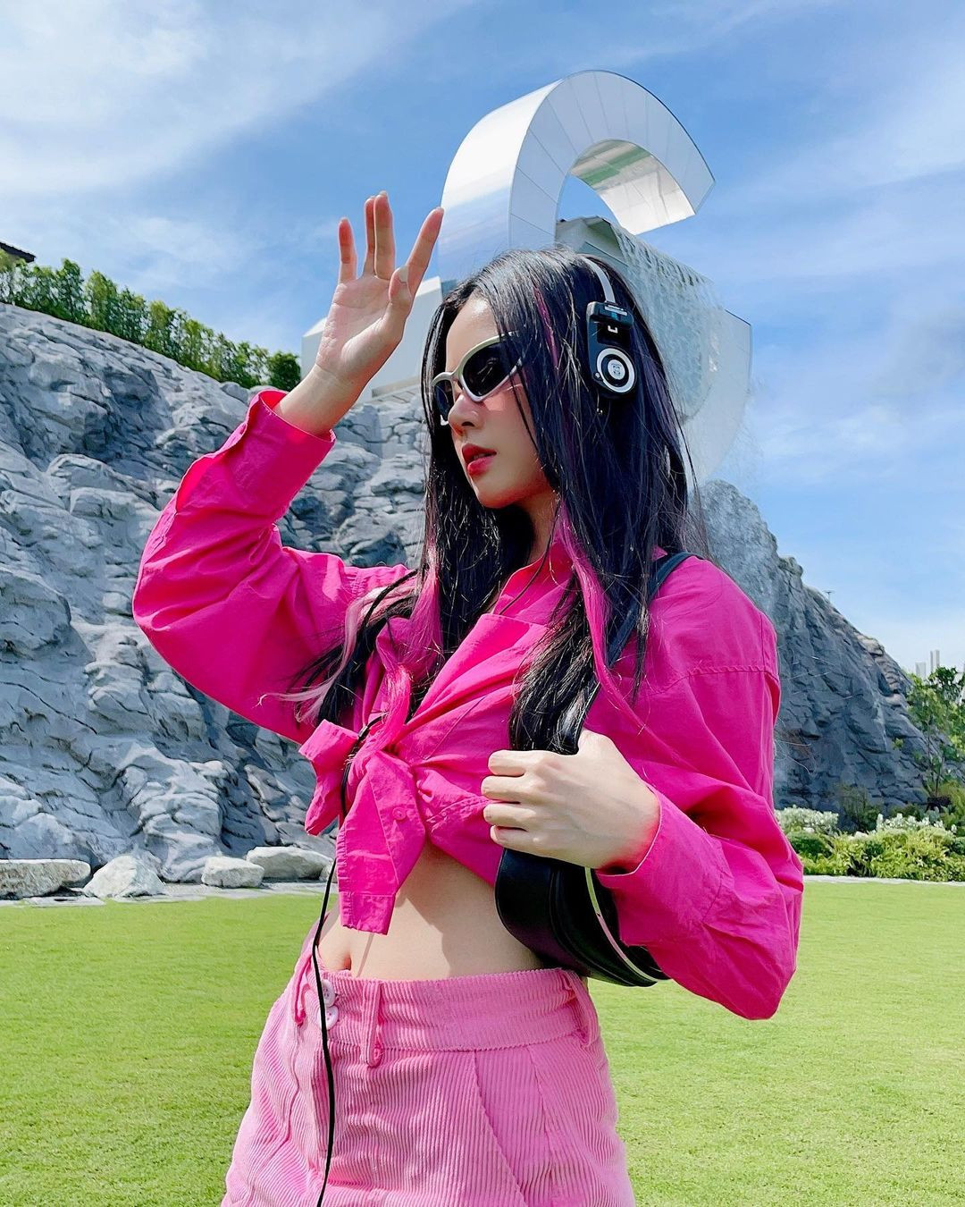 Nữ diễn viên còn tự hào khi khoe bước chuyển từ người theo đường học thuật đến tham gia hoạt động nghệ thuật, bỏ túi những giải thưởng như Cánh diều Vàng, Ngôi sao Xanh, Diễn viên châu Á xuất sắc tại Hàn Quốc. &quot;Mình cũng không nhớ hết, ai nhớ thì giúp mình flex thêm cho ngầu nha&quot;, cô chia sẻ.