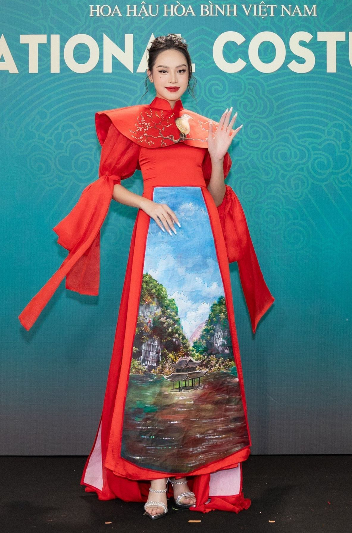 Đương kim Hoa hậu Việt Nam Huỳnh Thị Thanh Thủy mang sắc đỏ đến thảm đỏ buổi trình diễn trang phục văn hóa dân tộc Miss Grand Vietnam 2023. Trang phục in tranh sơn thủy của người đẹp trở thành điểm nhấn.