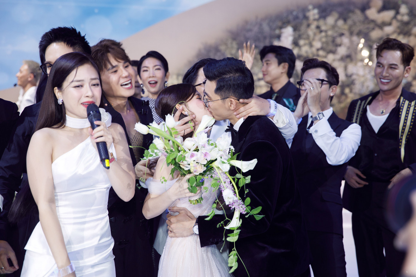 Trong phần trình diễn Can't take my eyes off you của Dương Hoàng Yến, cô dâu và chú rể bị hội bạn thân ép buộc hôn nhau, minh họa cho bài hát. Trong phần trình diễn Can't take my eyes off you của Dương Hoàng Yến, cô dâu và chú rể bị hội bạn thân ép buộc hôn nhau, minh họa cho bài hát.