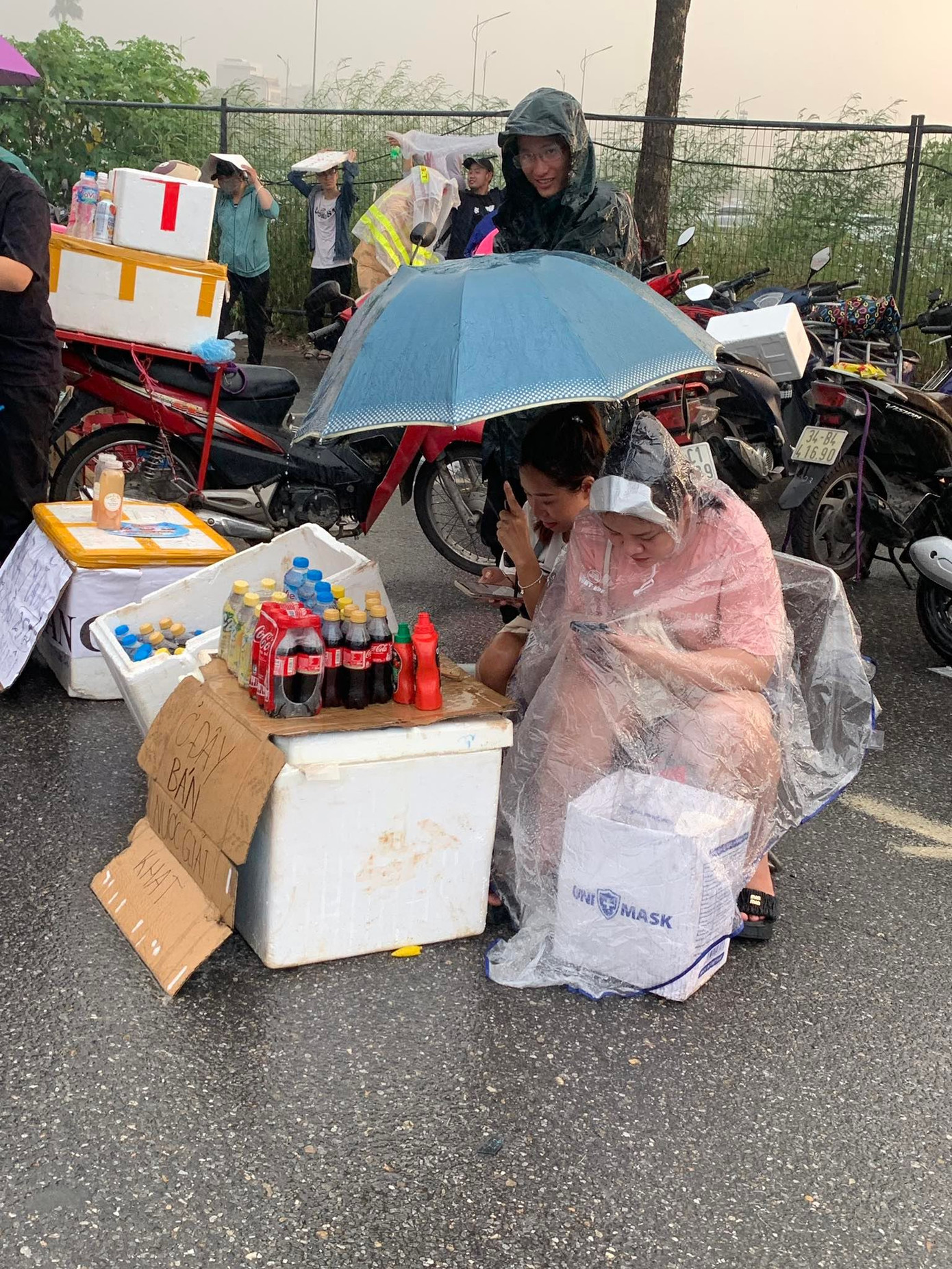 Một số bạn trẻ cho biết bán hàng trước sân vận động không &quot;hốt bạc&quot; như mạng xã hội phản ánh. Phạm Đức Hùng (sinh năm 2004, sinh viên năm 2 Học viện Báo chí và Tuyên truyền) cho biết ban đầu cậu bạn nghĩ sẽ có khoản tiền kha khá nhưng thực tế không đơn giản.