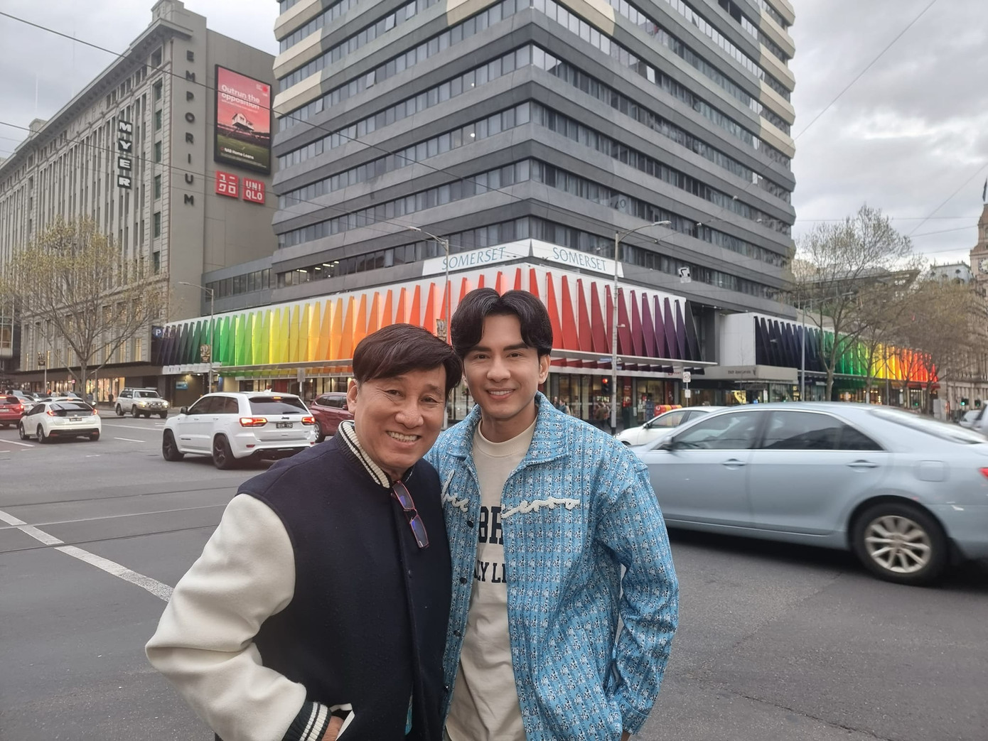 Ông bầu Hoàng Tuấn và ca sĩ Đan Trường. Ông bầu Hoàng Tuấn và ca sĩ Đan Trường.