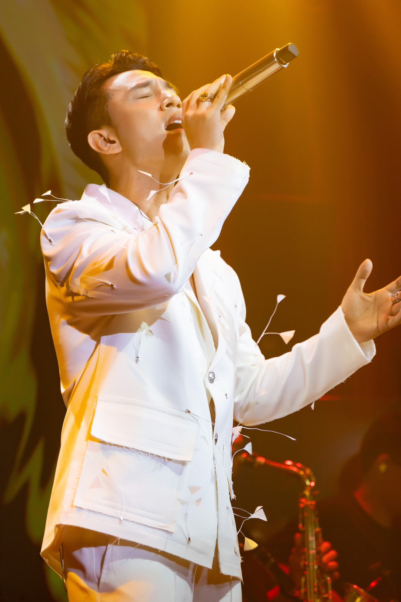 Tại đêm nhạc quy tụ ba thí sinh bước ra từ The Masked Singer, Dương Edward thể hiện loạt ca khúc gắn với nam ca sĩ tại chương trình như Thương em, Em hát ai nghe, Rung động... Khi được hỏi về việc tham gia mùa giải không thành công như mong đợi, nam ca sĩ nói anh không buồn vì điều đó. "Đến với The Masked Singer, tôi có trải nghiệm thú vị và dấu ấn nhất định. Đó là điều làm tôi hài lòng", Dương Edward nói. Tại đêm nhạc quy tụ ba thí sinh bước ra từ The Masked Singer, Dương Edward thể hiện loạt ca khúc gắn với nam ca sĩ tại chương trình như Thương em, Em hát ai nghe, Rung động... Khi được hỏi về việc tham gia mùa giải không thành công như mong đợi, nam ca sĩ nói anh không buồn vì điều đó. "Đến với The Masked Singer, tôi có trải nghiệm thú vị và dấu ấn nhất định. Đó là điều làm tôi hài lòng", Dương Edward nói.