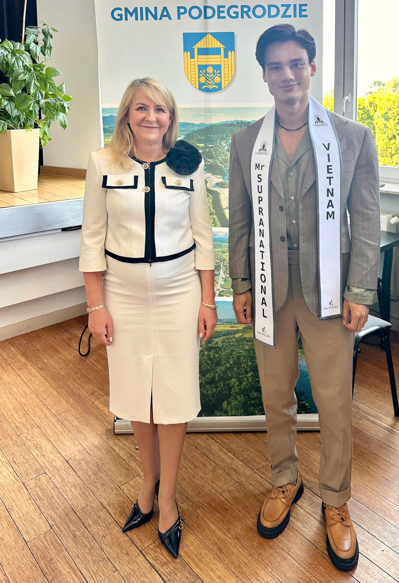 Minh Khắc có cơ hội gặp gỡ Thị trưởng Podegrodzie, cùng các thí sinh tìm hiểu, quảng bá văn hóa truyền thống Ba Lan. Minh Khắc có cơ hội gặp gỡ Thị trưởng Podegrodzie, cùng các thí sinh tìm hiểu, quảng bá văn hóa truyền thống Ba Lan.