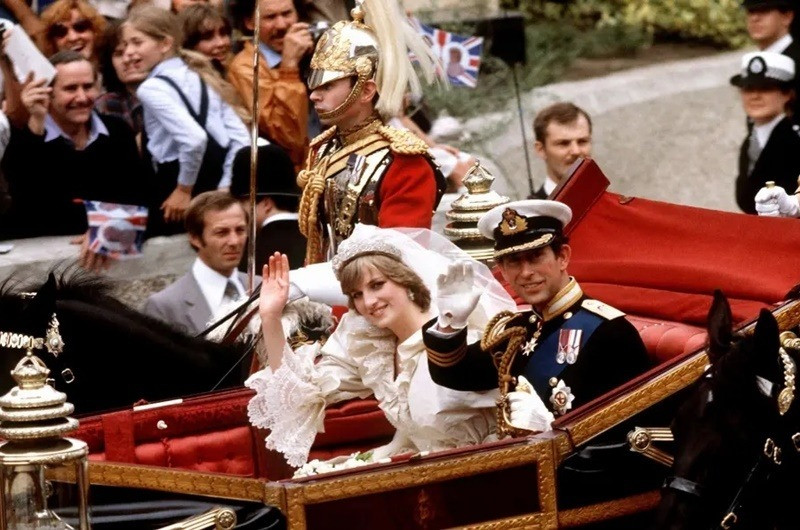 Charles trong ngày được tấn phong Thân vương xứ Wales và trong lễ cưới với Công nương Diana.