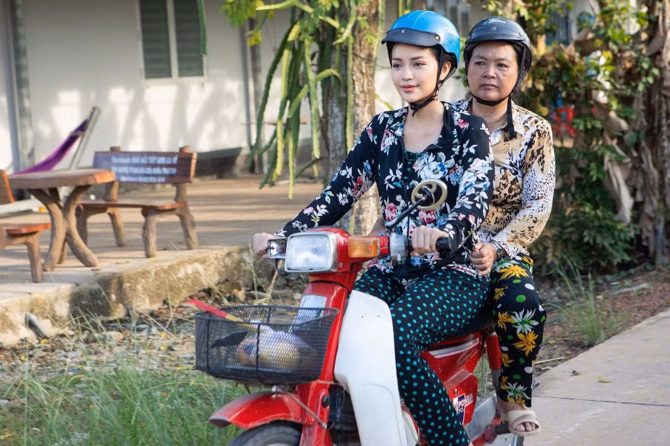 Hoa hậu Ngọc Châu và mẹ tại quê nhà Tây Ninh.