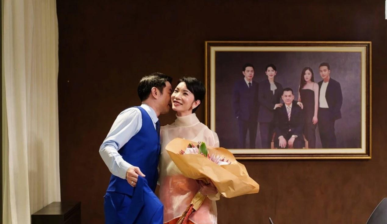 Cái giá của hạnh phúc có doanh thu khả quan hơn Đóa hoa mong manh và Trước giờ yêu, nhưng chưa thể gọi là bứt phá tại rạp Việt.