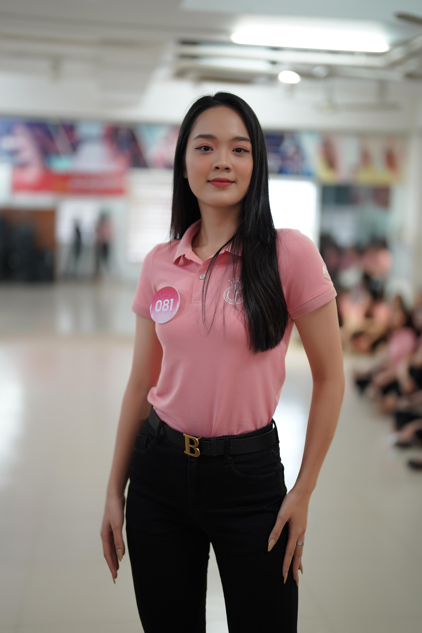 Theo lời Tuyết Như, cô rèn luyện thí sinh từ những bài cơ bản nhất để giúp các cô gái thoải mái tiếp cận phương pháp giảng dạy. “Sau khi quen với những bài khởi động, tôi yêu cầu thí sinh trình diễn theo cách các bạn cảm thấy tự tin nhất. Từ đó, tôi uốn nắn, chỉnh sửa các bạn từ cách đặt tay, bắt chéo chân…”, cô nói.