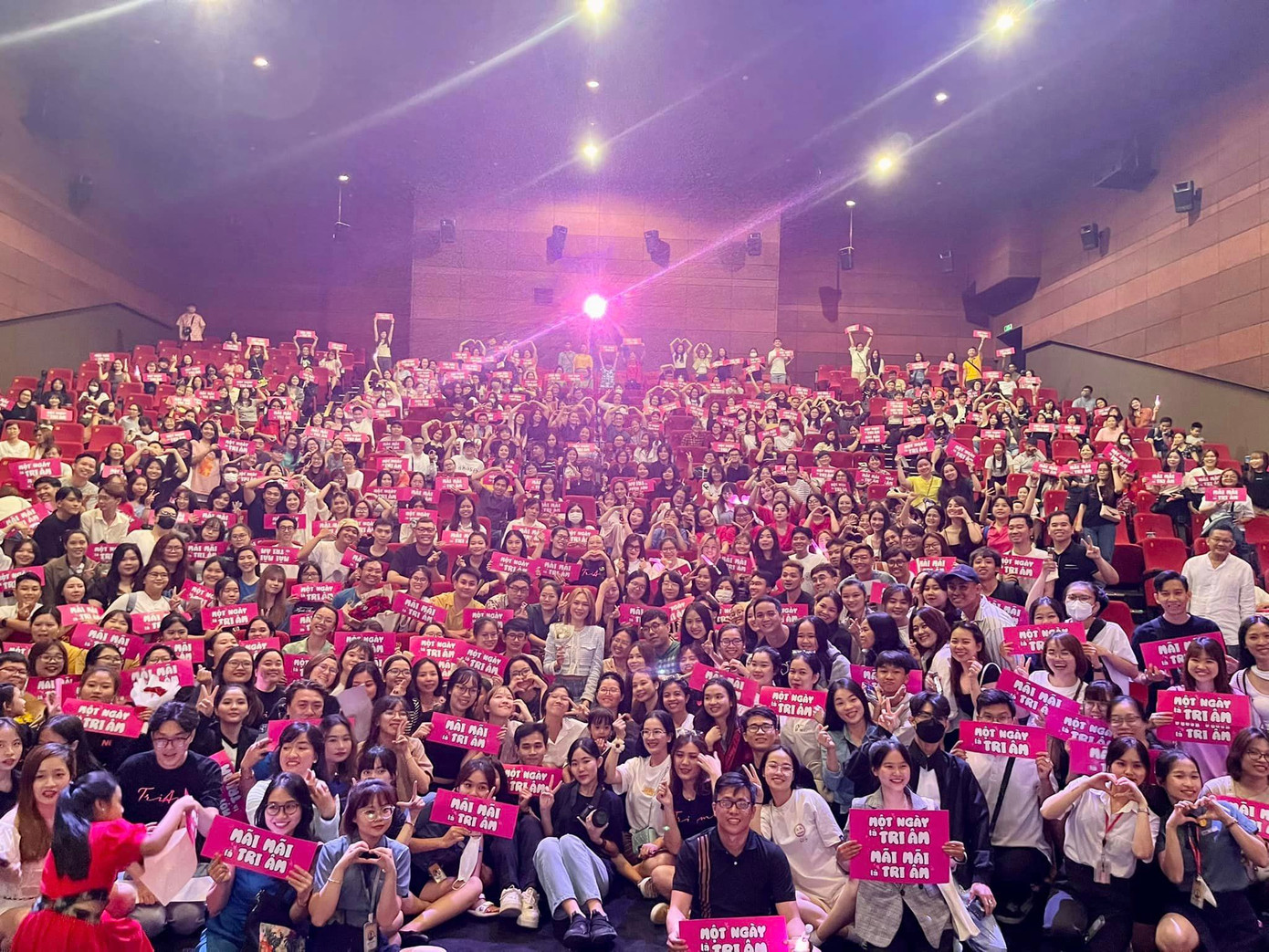 Hình ảnh khán giả đến rạp xem phim của Mỹ Tâm do fanpage của nữ ca sĩ đăng tải.