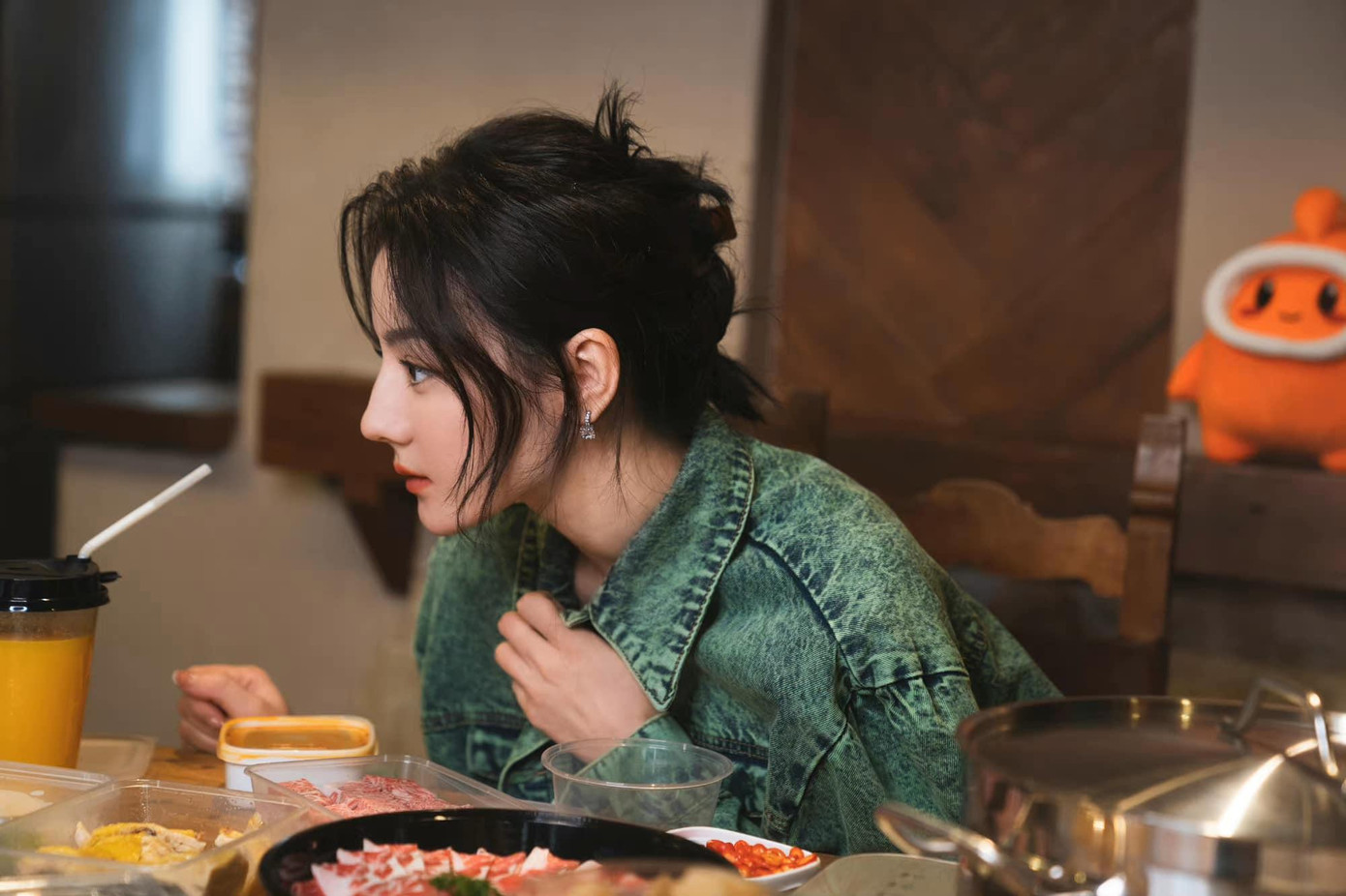 Góc nghiêng của mỹ nhân 9X. Ảnh: HK01.