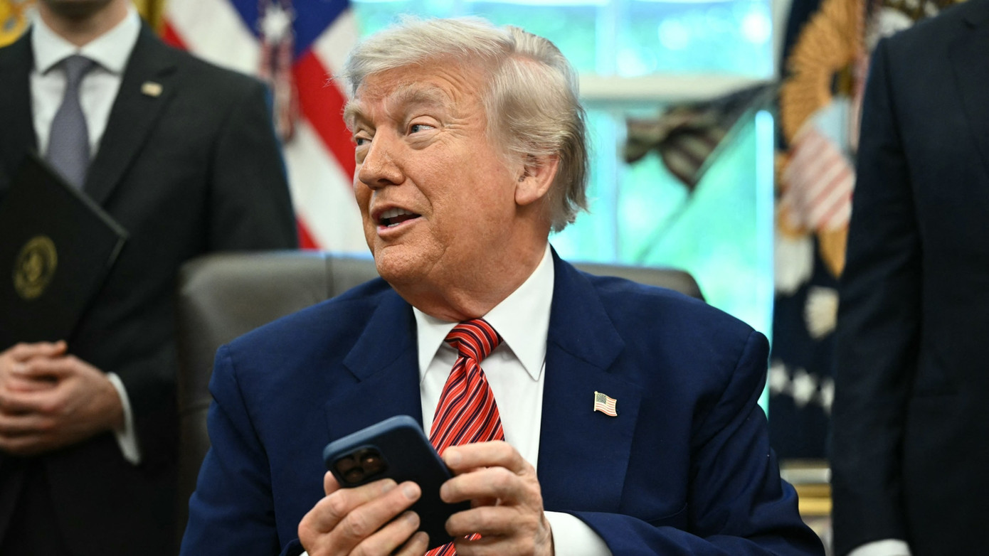 Ông Trump dọa áp thuế lên iPhone và Samsung sản xuất ngoài nước Mỹ. Ông Trump dọa áp thuế lên iPhone và Samsung sản xuất ngoài nước Mỹ.
