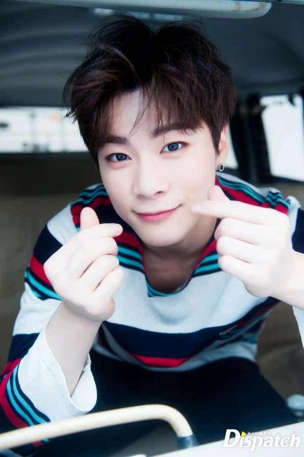 Vẻ ngoài điển trai của Moonbin ở tuổi 19. Ảnh chụp trong hậu trường buổi chụp ảnh chuẩn bị cho concert của nhóm.