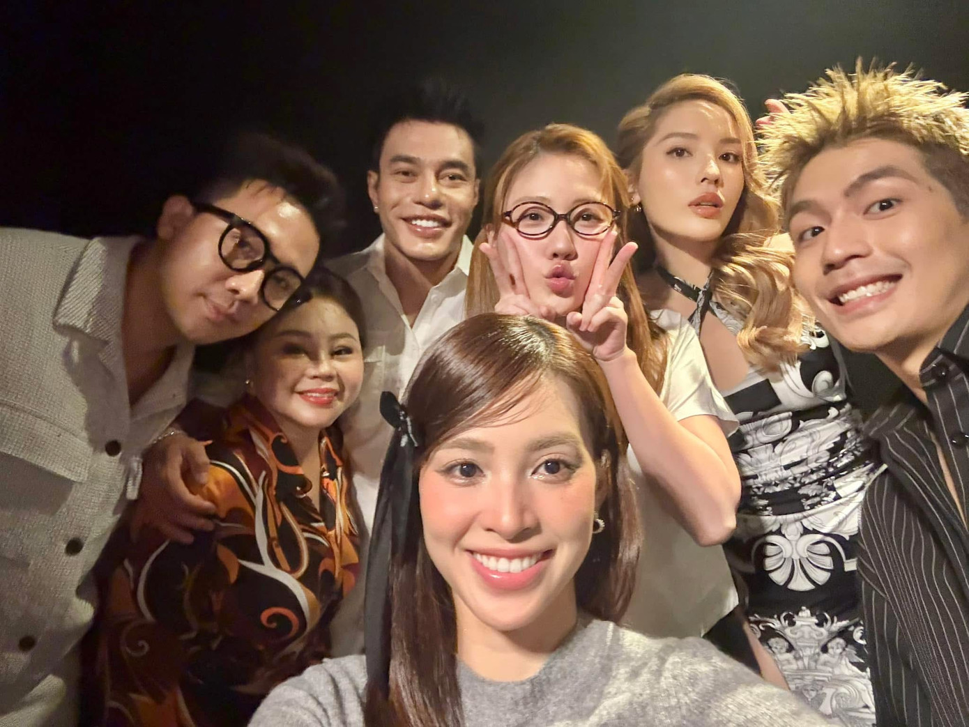 Tiểu Vy và dàn diễn viên Bộ tứ báo thủ đến Trà Vinh sau khi gặp khán giả ở Cần Thơ. Phim do Trấn Thành đạo diễn dự kiến chạm mốc 200 tỷ đồng sau Mùng 5 Tết. Tiểu Vy đang giữ thành tích nữ diễn viên có doanh thu cao nhất mùa Tết Ất Tỵ.