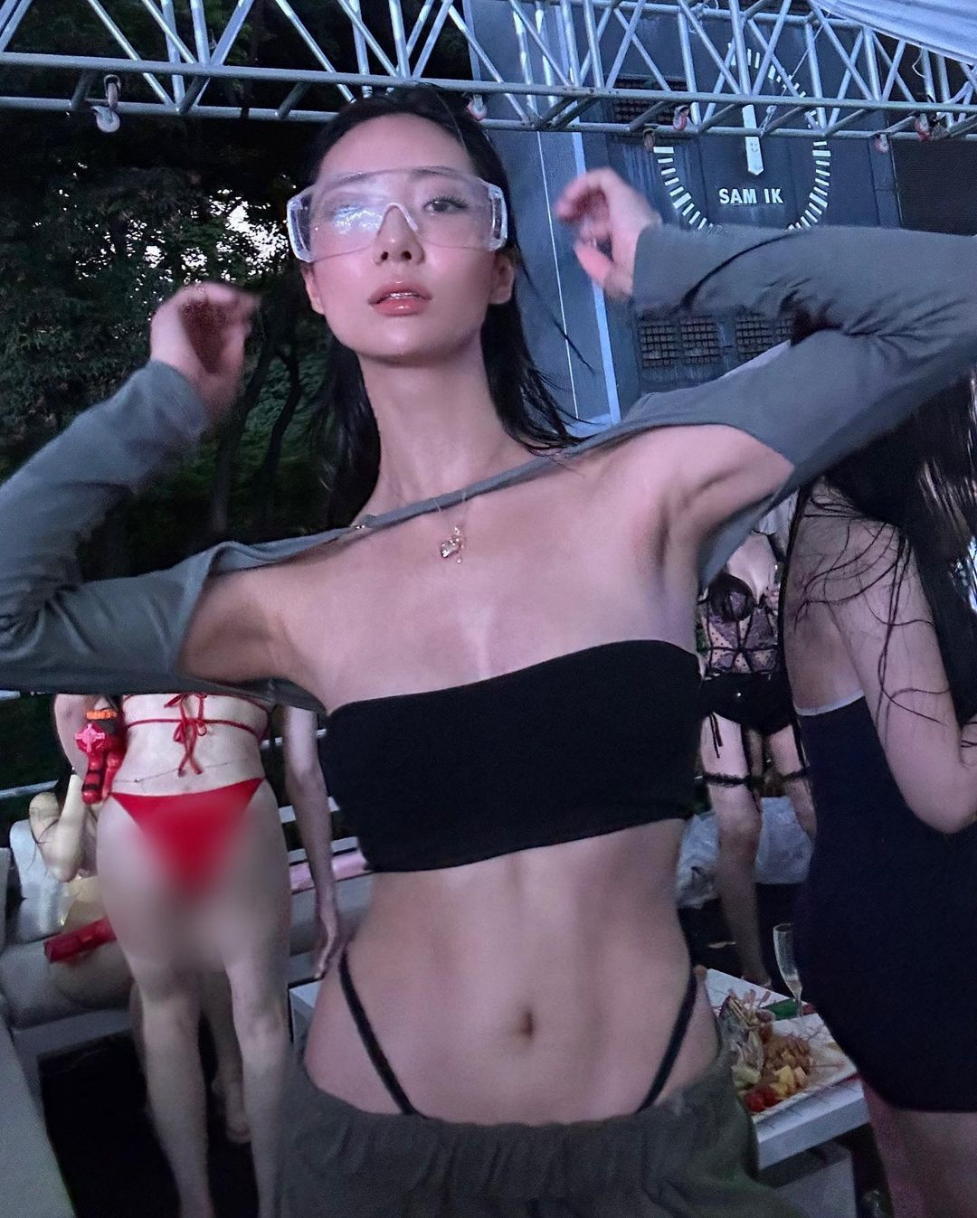 Trong một cuộc phỏng vấn, Zizian nói cô tập luyện 2-3 tiếng/ngày, 3-4 lần/tuần suốt nhiều tháng để tập ca khúc Dancing to Rhythm. &quot;Trên phim không thể hiện hết toàn bộ bài hát nên mọi người không biết tôi khó khăn như thế nào. Mỗi lần nhảy cả bài, người tôi ướt đẫm mồ hôi, ngã xuống sàn như con búp bê&quot;, cô chia sẻ.