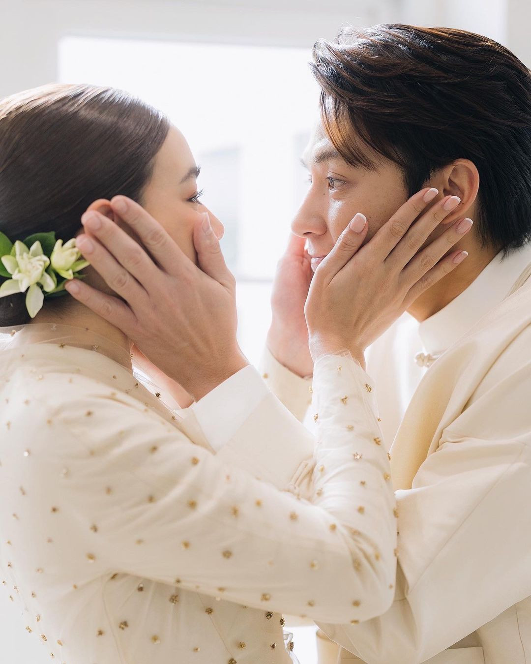 Trước đó, Mark Prin đăng ảnh vợ chồng son trong nghi lễ cưới truyền thống và gửi lời cảm ơn đến những người luôn ủng hộ họ suốt 10 năm qua. &quot;Trái tim anh chỉ dành cho em. Rất vui khi có em trong đời. Anh là người may mắn nhất thế giới. Anh sẽ chăm sóc trái tim em tốt nhất có thể&quot;, nam diễn viên bày tỏ.