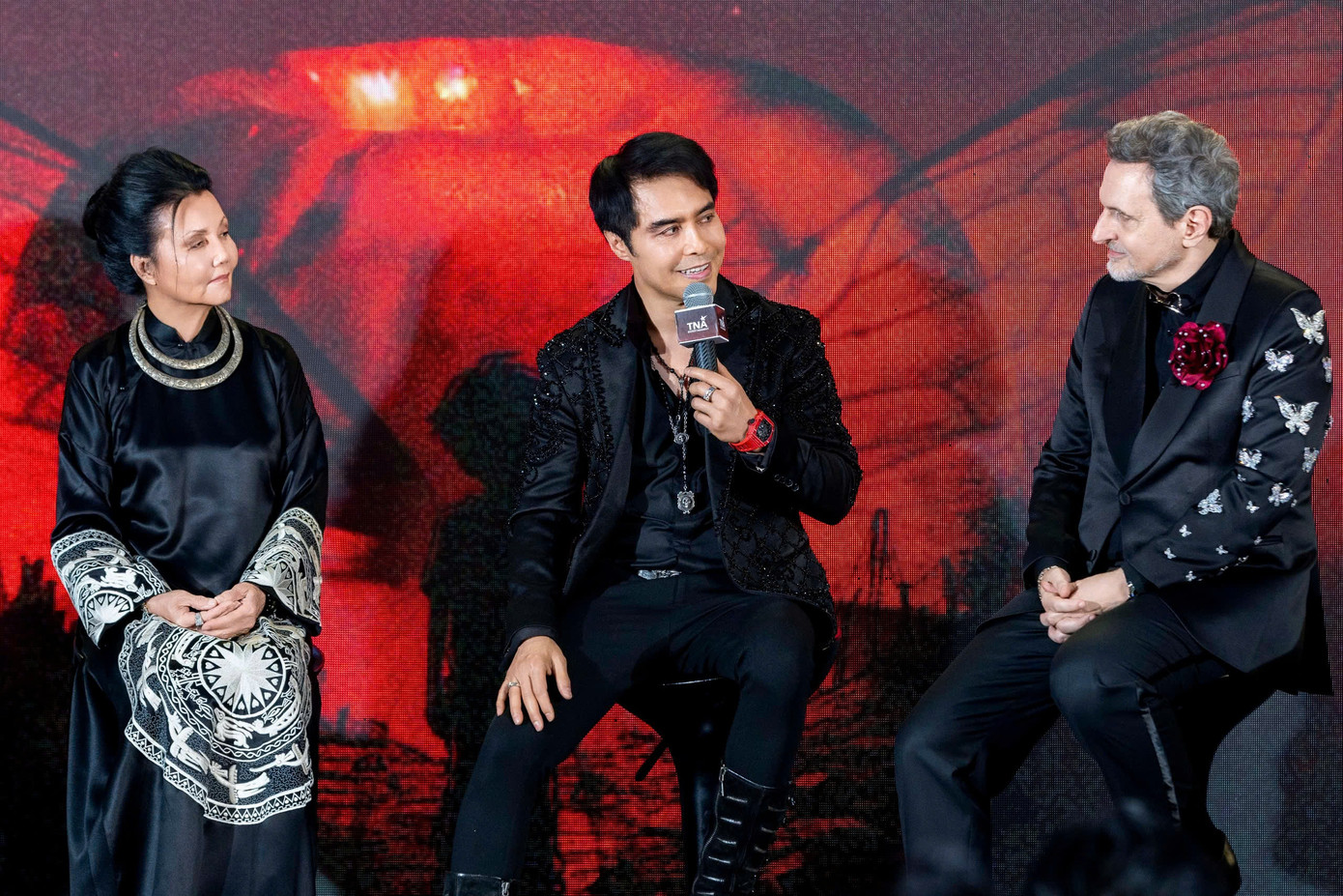 Trương Ngọc Ánh và diễn viên Kiều Chinh, Daniel K.Winn (ảnh dưới, ngồi giữa) tại buổi ra mắt Chiếc kén. Trương Ngọc Ánh và diễn viên Kiều Chinh, Daniel K.Winn (ảnh dưới, ngồi giữa) tại buổi ra mắt Chiếc kén.