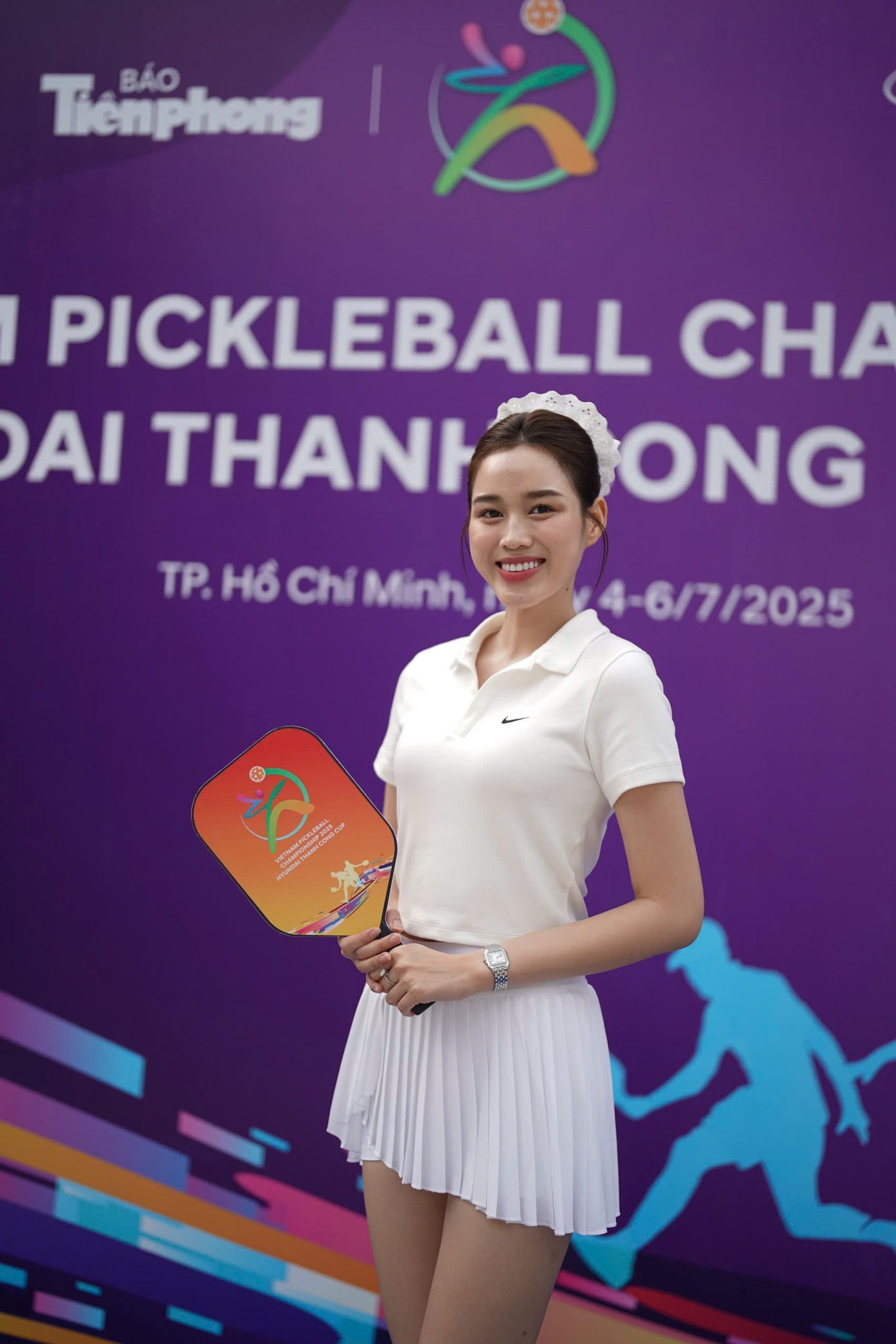 Á hậu Ngọc Hằng (trái) và Hoa hậu Đỗ Thị Hà cùng đăng ký tham dự, đặt mục tiêu giành vô địch trong giải đấu pickleball do Báo Tiền Phong và Hyundai Thành Công 2025 phối hợp tổ chức.