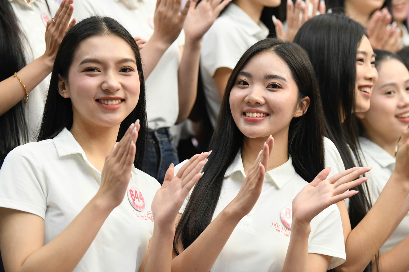 Các thí sinh hào hứng, vui vẻ góp giọng cùng Hoa hậu Nguyễn Thị Huyền. Buổi giao lưu để lại nhiều cảm xúc cho dàn người đẹp và toàn bộ cán bộ báo Tiền Phong.