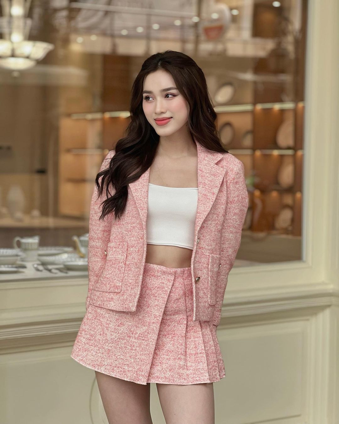 Sau khi kết thúc nhiệm kỳ Hoa hậu Việt Nam, Đỗ Thị Hà theo hình tượng gợi cảm. Người đẹp chào hè bằng những bức ảnh khoe eo thon, cơ bụng nổi múi. Trong lần dự tiệc khác, cô tiếp tục lăng xê mốt crop top khoe tỷ lệ cơ thể chuẩn.