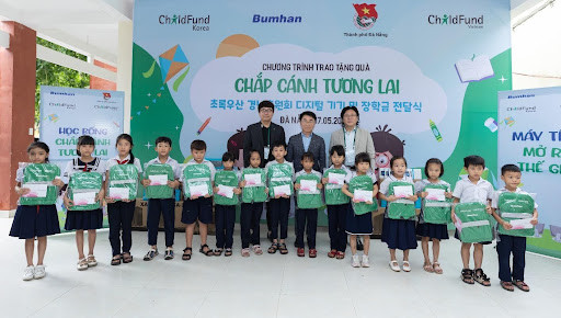 Ông Jeong Young Sik, Giám đốc Điều hành công ty Bumhan (giữa) cùng nhà tài trợ trao quà, học bổng cho đại diện các học sinh.