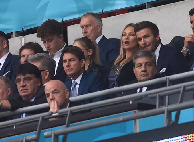 Khoảnh khắc Tom Cruise và David Beckham gặp lại trên khán đài bóng đá năm 2021.