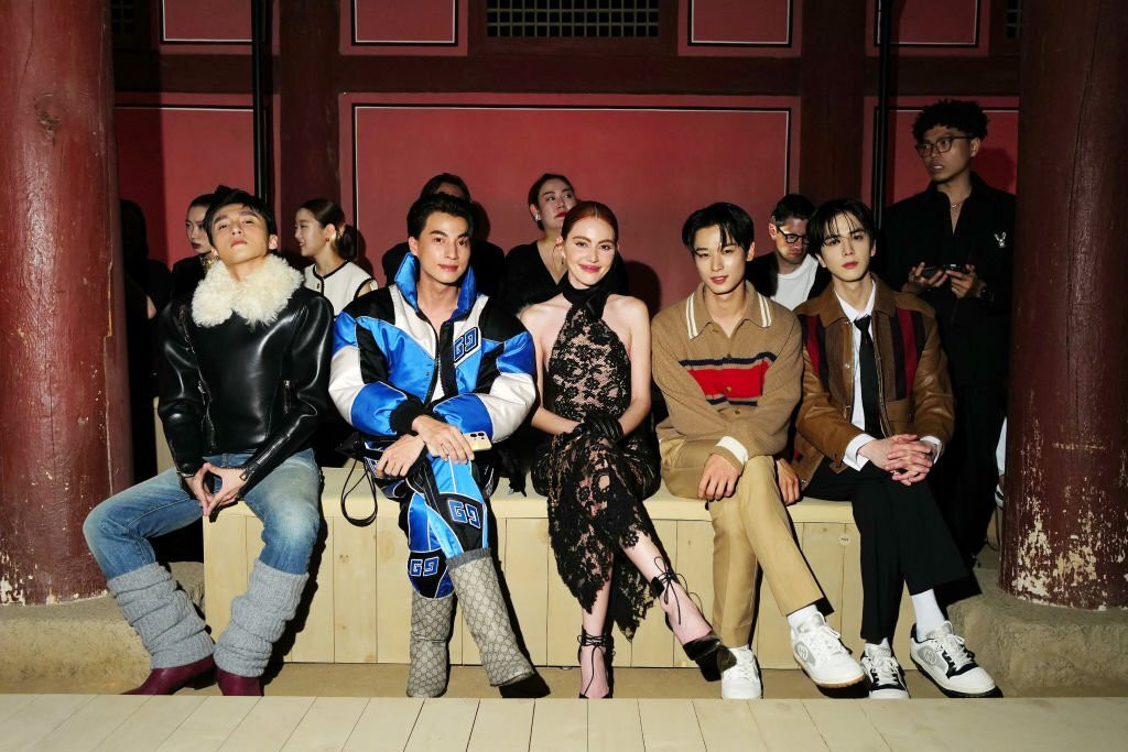 Khoảnh khắc Sơn Tùng M-TP ngồi ghế đầu xem show thời trang cùng hai diễn viên Thái Lan Mai Davika và Gulf Kanawut.