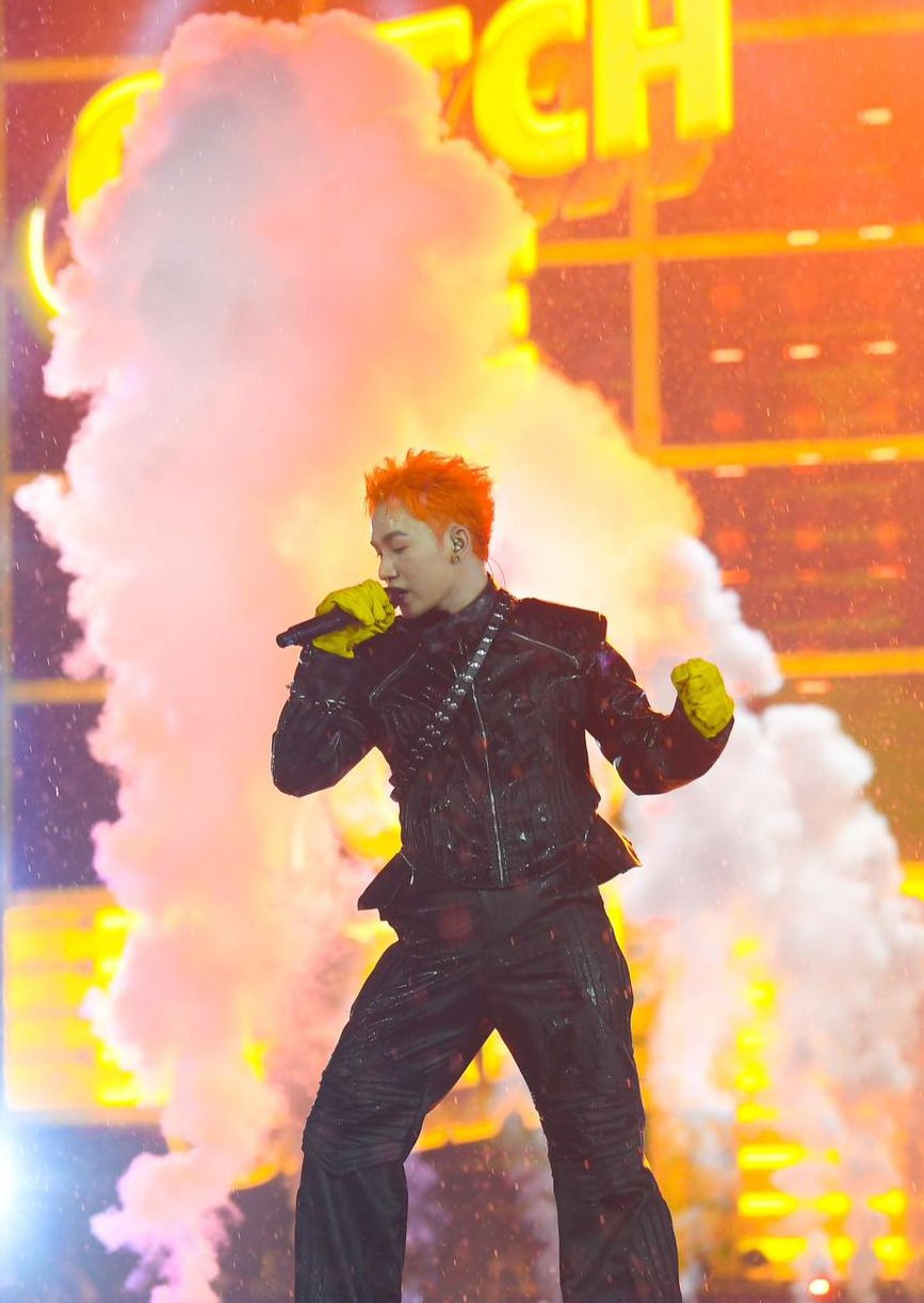 Mưa lớn chưa có dấu hiệu ngừng. Dàn nghệ sĩ được tiếp sức nhờ sự hò reo, cổ vũ của hàng chục nghìn khán giả. Đây là đêm diễn thứ 3 Anh trai say hi đến Hà Nội và là đêm cuối ở Thủ đô, theo thông báo từ BTC.