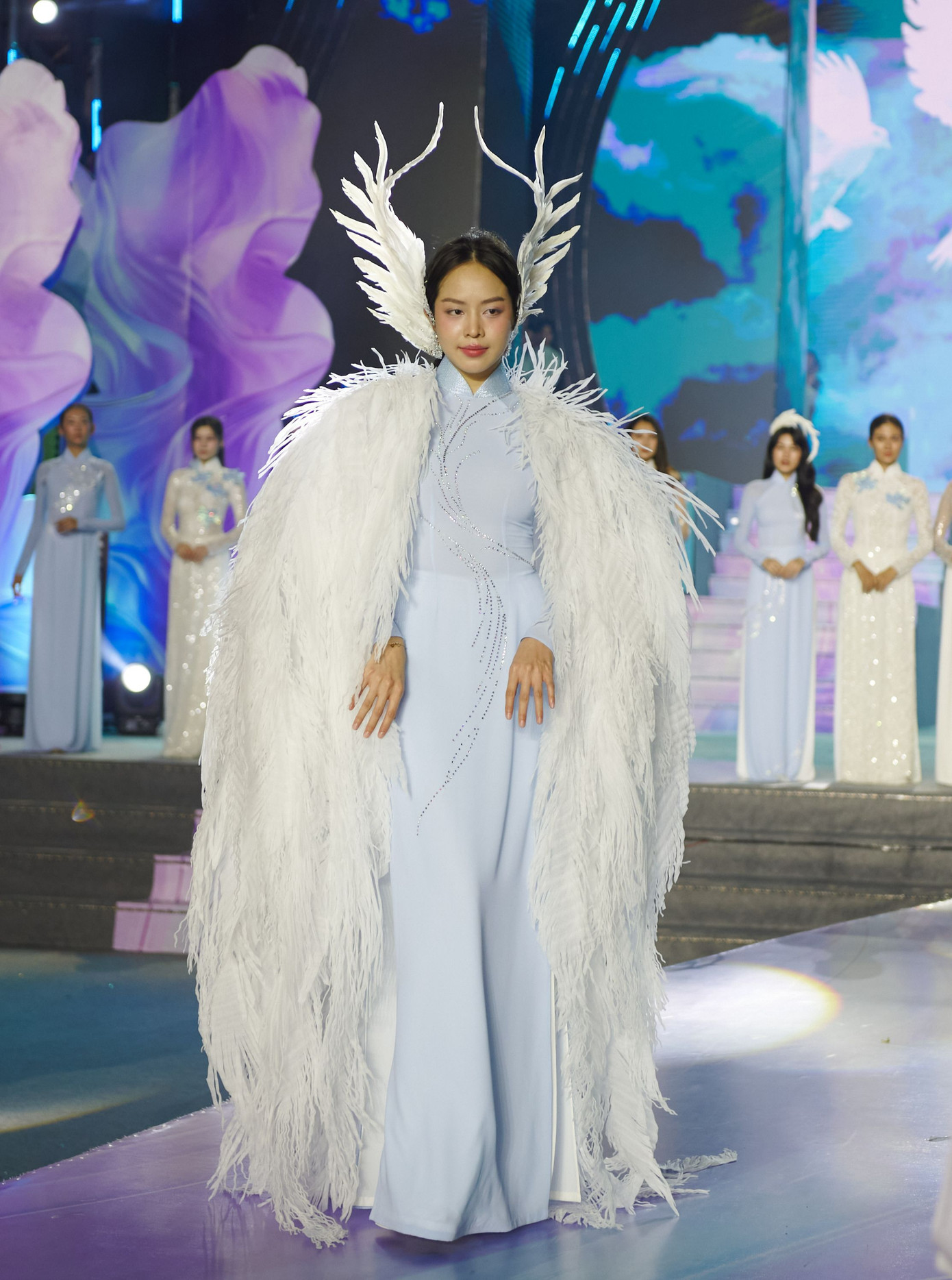 Tại buổi tổng duyệt VBFF tối 6/3, Hoa hậu Thanh Thủy để mặt mộc trình diễn. Đương kim Hoa hậu Việt Nam (đồng thời là Hoa hậu Quốc tế) sẽ xuất hiện trong hai bộ sưu tập áo dài với phong cách đối ngược.