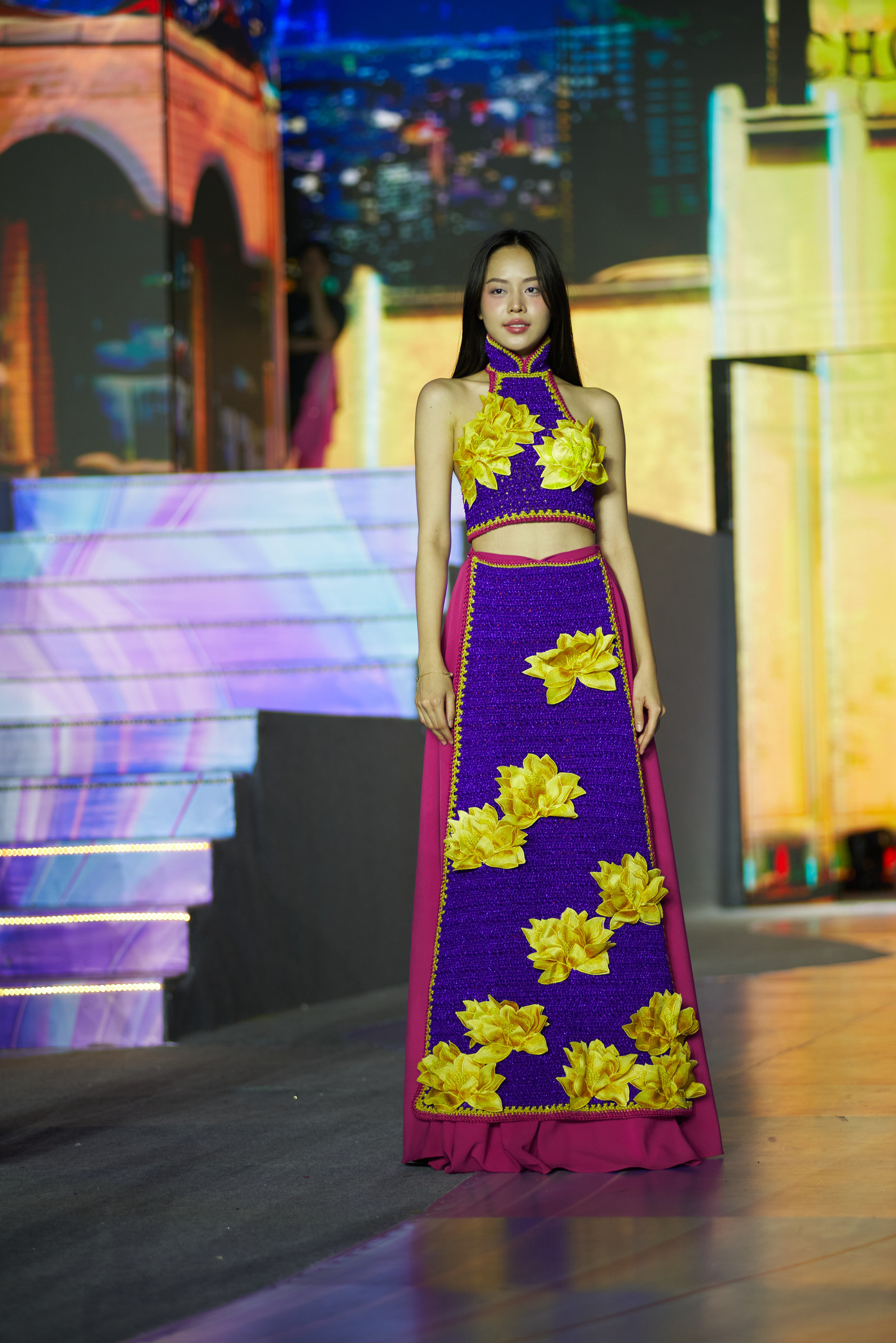 Tại buổi tổng duyệt VBFF tối 6/3, Hoa hậu Thanh Thủy để mặt mộc trình diễn. Đương kim Hoa hậu Việt Nam (đồng thời là Hoa hậu Quốc tế) sẽ xuất hiện trong hai bộ sưu tập áo dài với phong cách đối ngược.