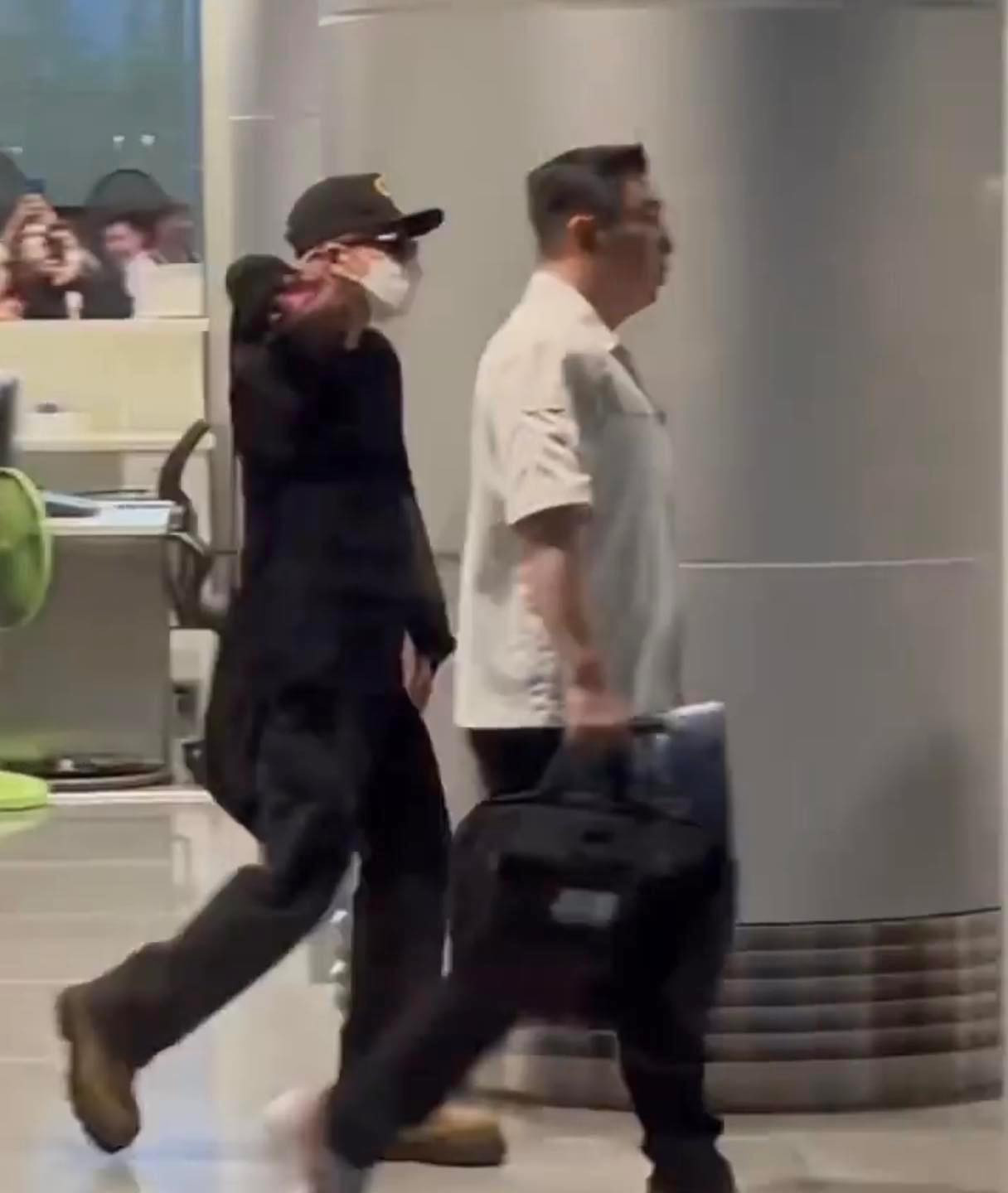 Nam ca sĩ đáp sân bay quốc tế Đà Nẵng tối 16/6. Người hâm mộ đứng đợi, vây kín thần tượng người Hàn. Anh được bảo vệ hộ tống đến khách sạn sau đó.