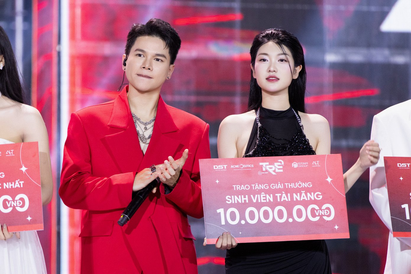 Tại Trẻ Concert, ngoài phần trình diễn của các nghệ sĩ, sinh viên cùng góp giọng với ca sĩ và nhận nhiều phần quà giá trị. Nhờ phần kết hợp trong Yêu em rất nhiều cùng Hoàng Tôn, Thu Thảo nhận giải Sinh viên tài năng trị giá 10 triệu đồng.