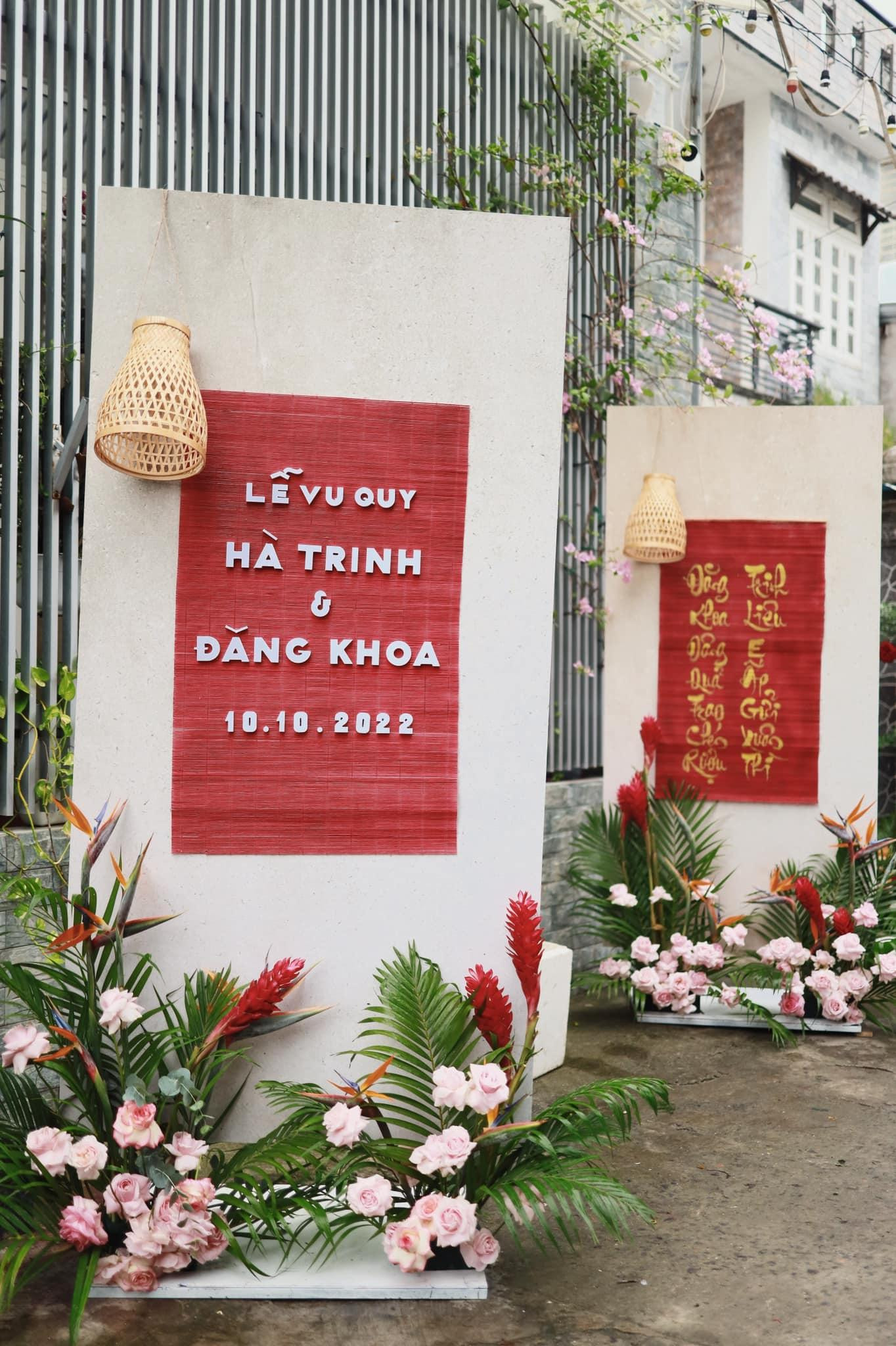 Lễ Vu quy giữa Liêu Hà Trinh và chú rể Đăng Khoa diễn ra sáng 10/10 tại nhà của cô dâu ở quận 12 (TP.HCM). Tiệc cưới được trang hoàng cầu kỳ bằng những vật dụng gợi không khí cổ xưa như hoa, lá dừa... Cô dâu Liêu Hà Trinh diện áo dài đỏ rực, trang điểm nền nã trong ngày trọng đại. Ảnh: FBNV. Lễ Vu quy giữa Liêu Hà Trinh và chú rể Đăng Khoa diễn ra sáng 10/10 tại nhà của cô dâu ở quận 12 (TP.HCM). Tiệc cưới được trang hoàng cầu kỳ bằng những vật dụng gợi không khí cổ xưa như hoa, lá dừa... Cô dâu Liêu Hà Trinh diện áo dài đỏ rực, trang điểm nền nã trong ngày trọng đại. Ảnh: FBNV.