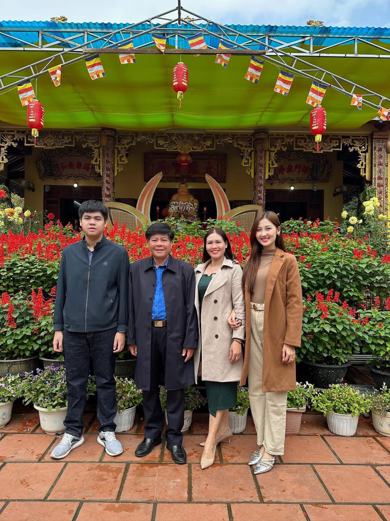 Hoa hậu Quế Anh ăn Tết tại nhà riêng ở Quảng Nam. Miss Grand Vietnam 2024 và gia đình đi chùa vào Mùng 1 Tết, cầu một năm bình an.