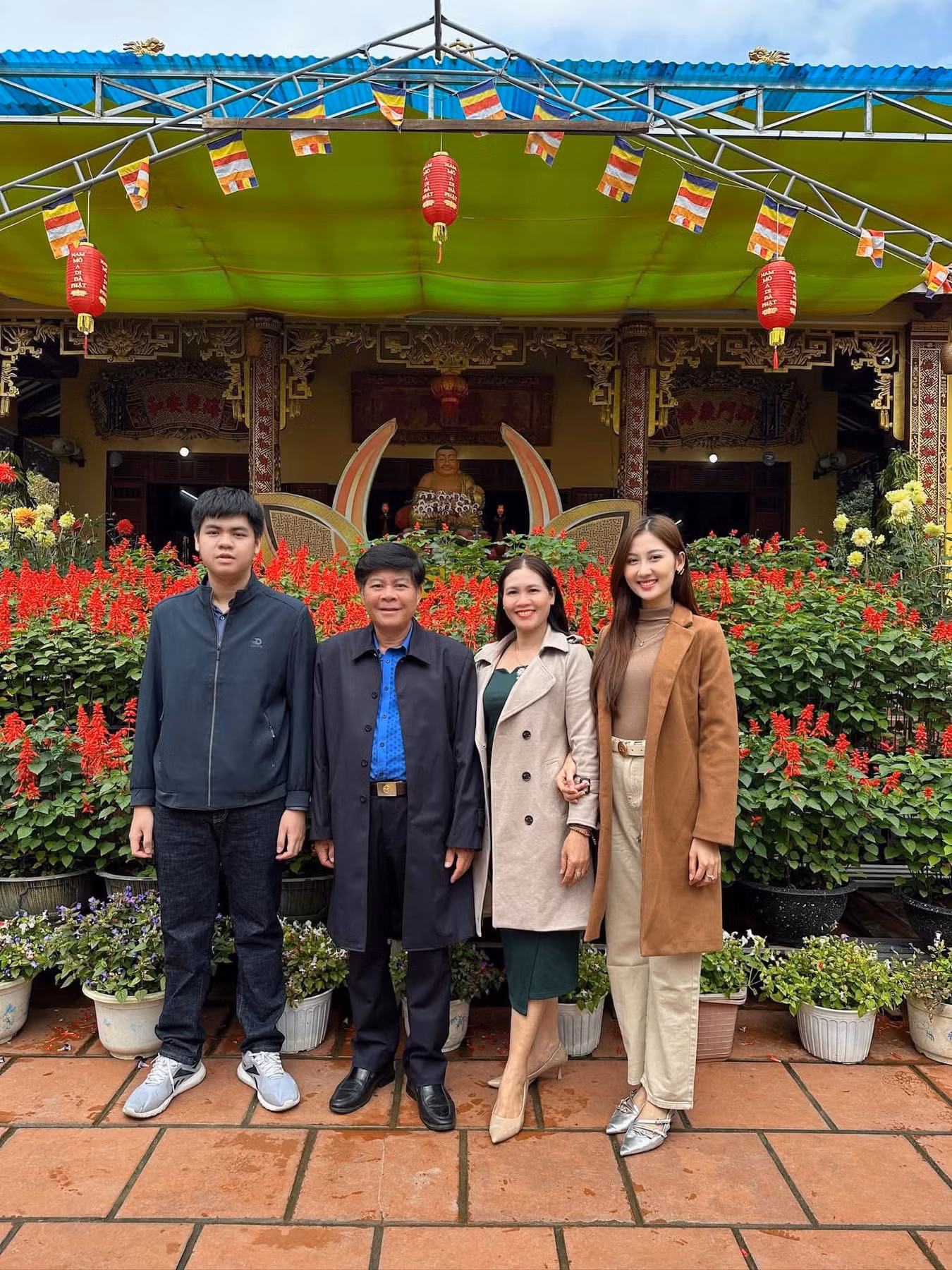 Hoa hậu Quế Anh ăn Tết tại nhà riêng ở Quảng Nam. Miss Grand Vietnam 2024 và gia đình đi chùa vào Mùng 1 Tết, cầu một năm bình an.