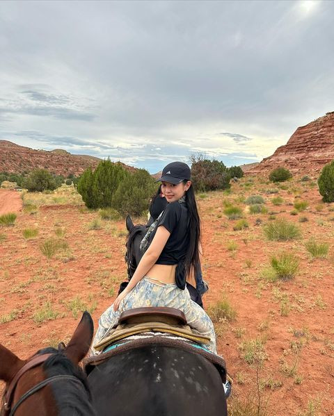 Loạt ảnh nghỉ dưỡng của Jennie thu hút nhiều sự quan tâm. Loạt ảnh nghỉ dưỡng của Jennie thu hút nhiều sự quan tâm.