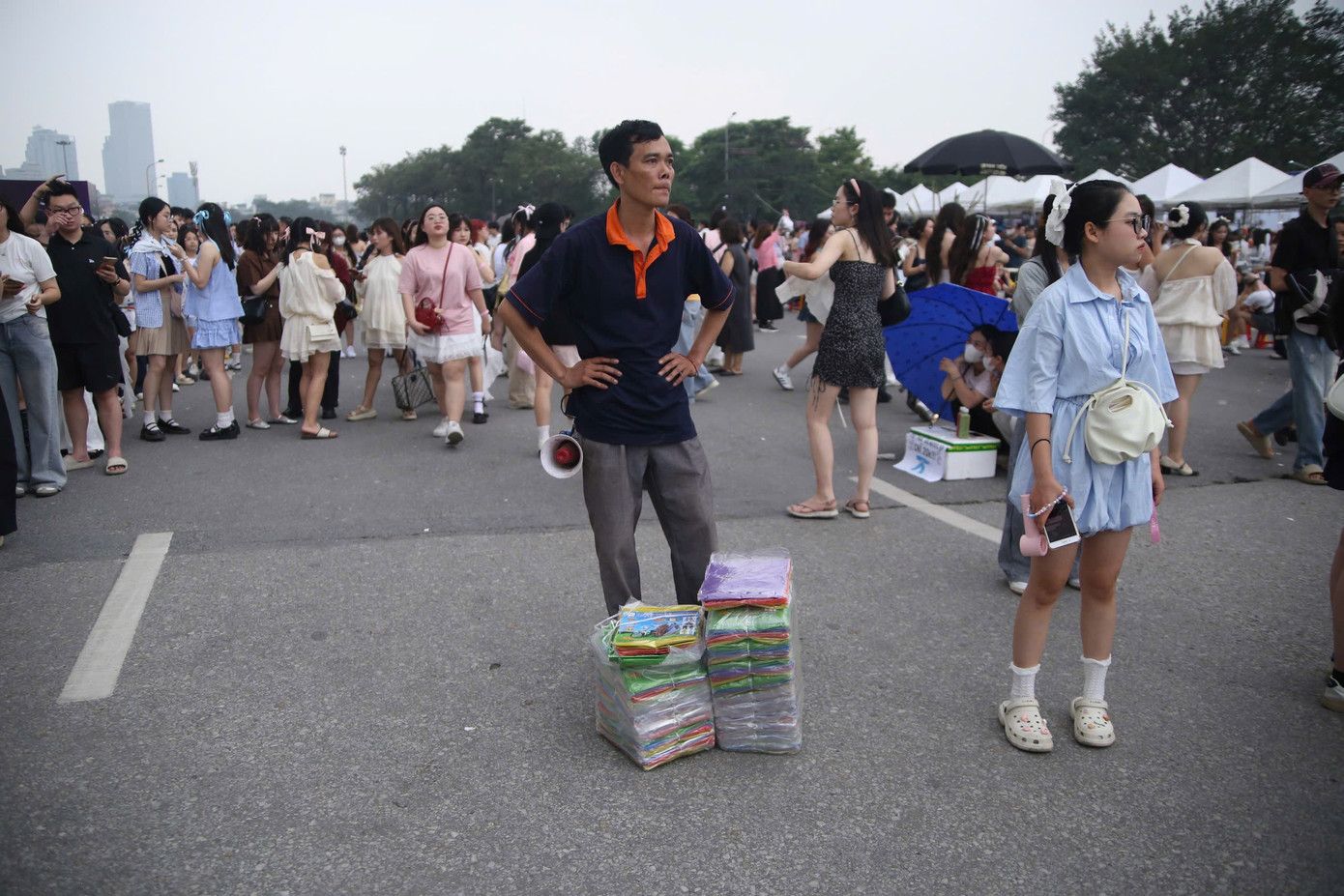 Nhiều người lo ngại concert Anh trai say hi tối 10/5 không thuận lợi do diễn ra vào đêm có thể xảy ra mưa giông. Người dân gần khu vực sân vận động Mỹ Đình nắm tình hình dự báo thời tiết, chuẩn bị sẵn áo mưa để bán cho khán giả có nhu cầu.