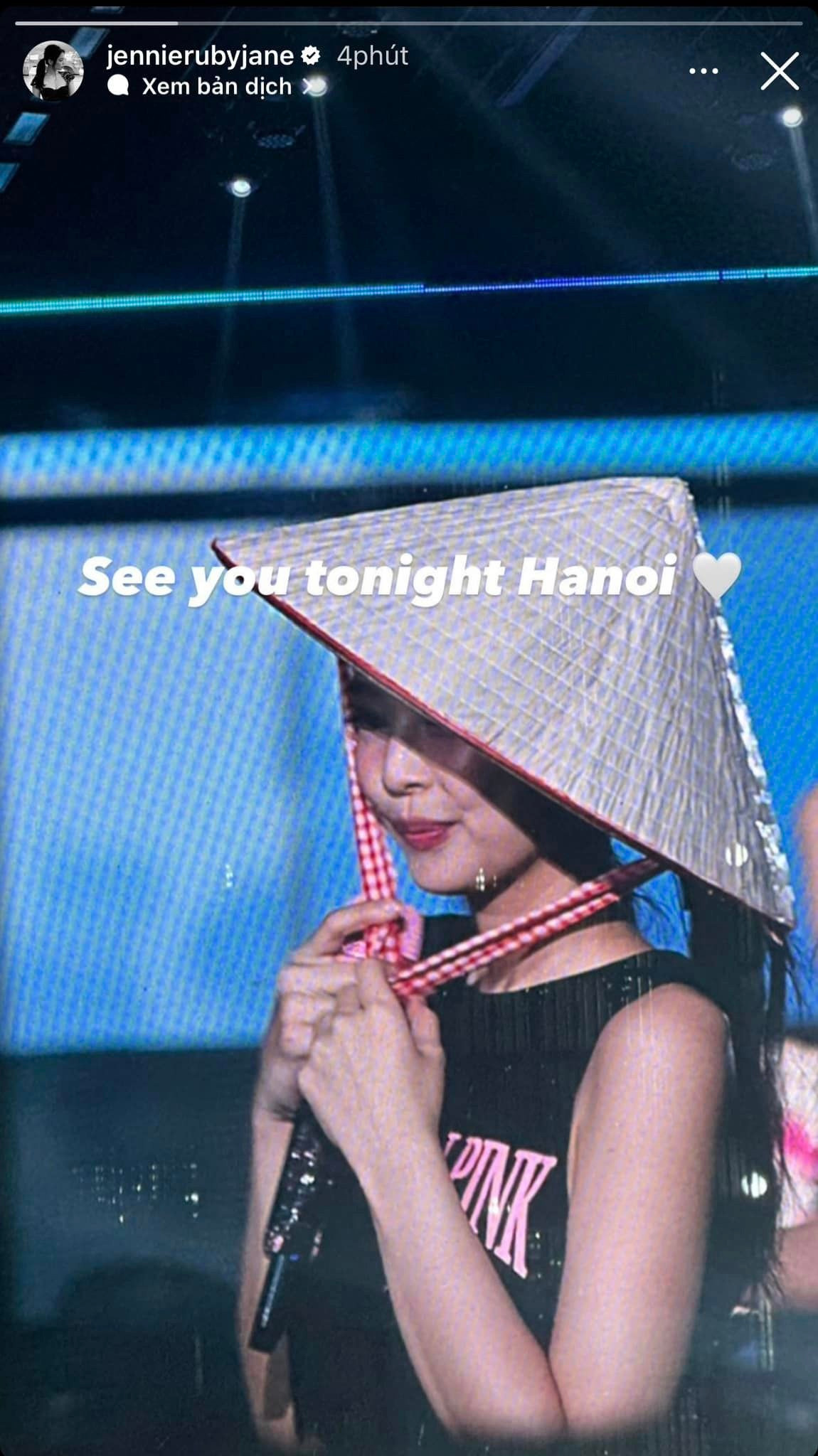 Sau đêm diễn ngày 29/7, cả bốn thành viên đều đăng ảnh đội nón lá lên trang cá nhân. Với nhiều người dù không phải fan, hành động tôn trọng văn hóa, khán giả khi sang Việt Nam biểu diễn của BlackPink được đánh giá cao. Việc để ý tiểu tiết của BlackPink là một trong những lý do khiến fan chi tiền triệu, với vé đắt nhất là 9,8 triệu đồng để gặp mặt thần tượng. Ảnh: jennierubyjane.