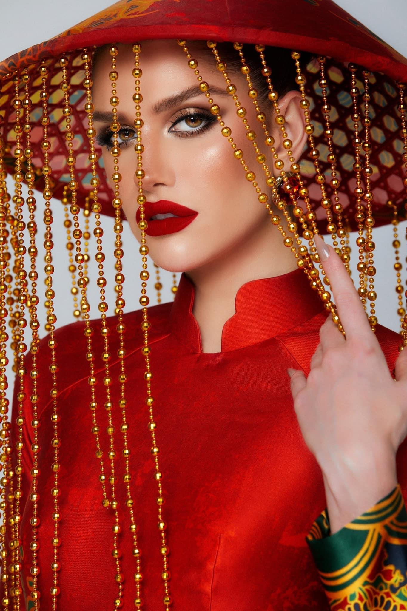 Nhiều lần sang Việt Nam, Isabella Menin chọn Quân Nguyễn - Pu Lê để làm tóc, lên layout phù hợp với Việt Nam nhưng vẫn giữ nguyên đường nét gương mặt góc cạnh của hoa hậu quốc tế.