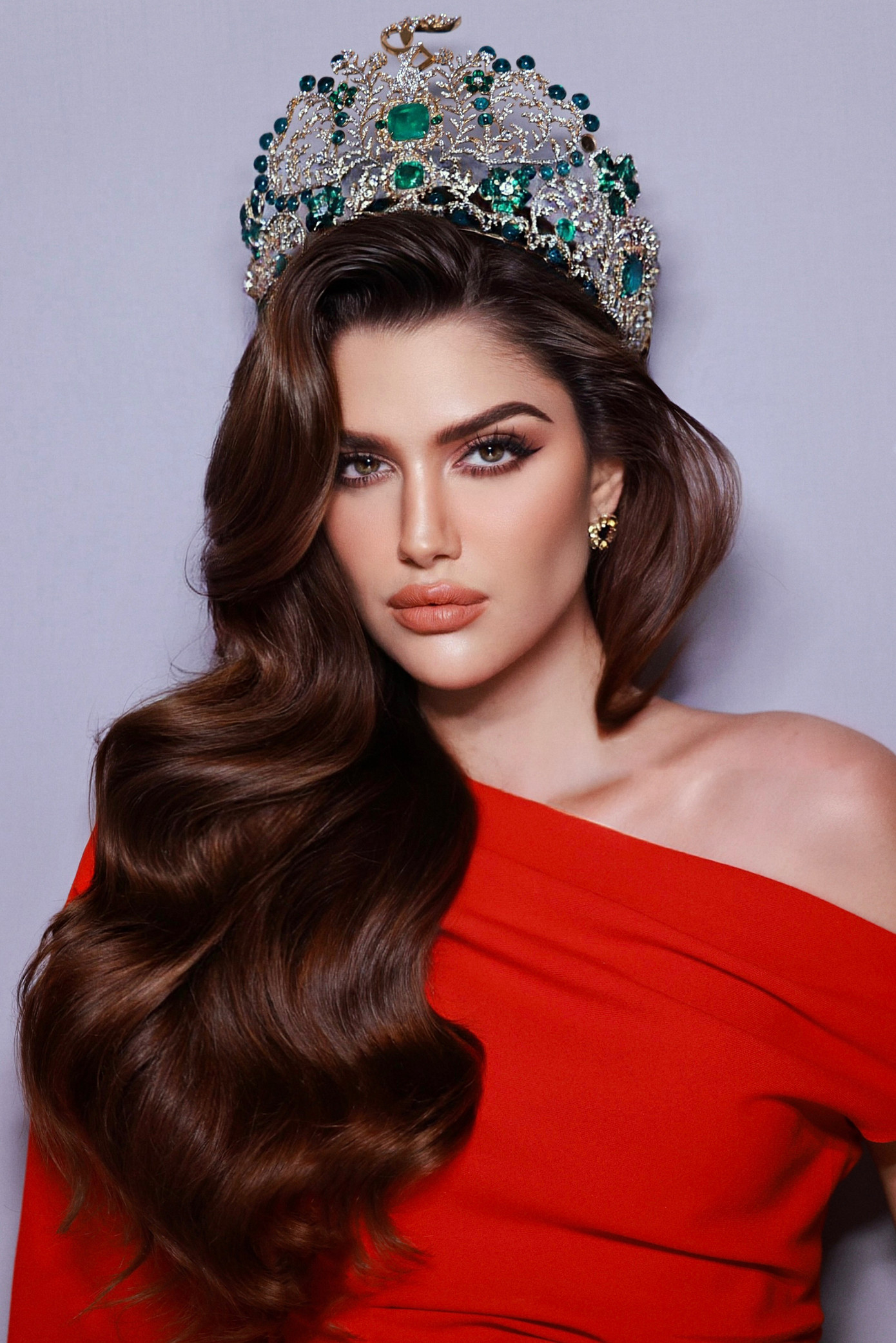 Nhiều lần sang Việt Nam, Isabella Menin chọn Quân Nguyễn - Pu Lê để làm tóc, lên layout phù hợp với Việt Nam nhưng vẫn giữ nguyên đường nét gương mặt góc cạnh của hoa hậu quốc tế.