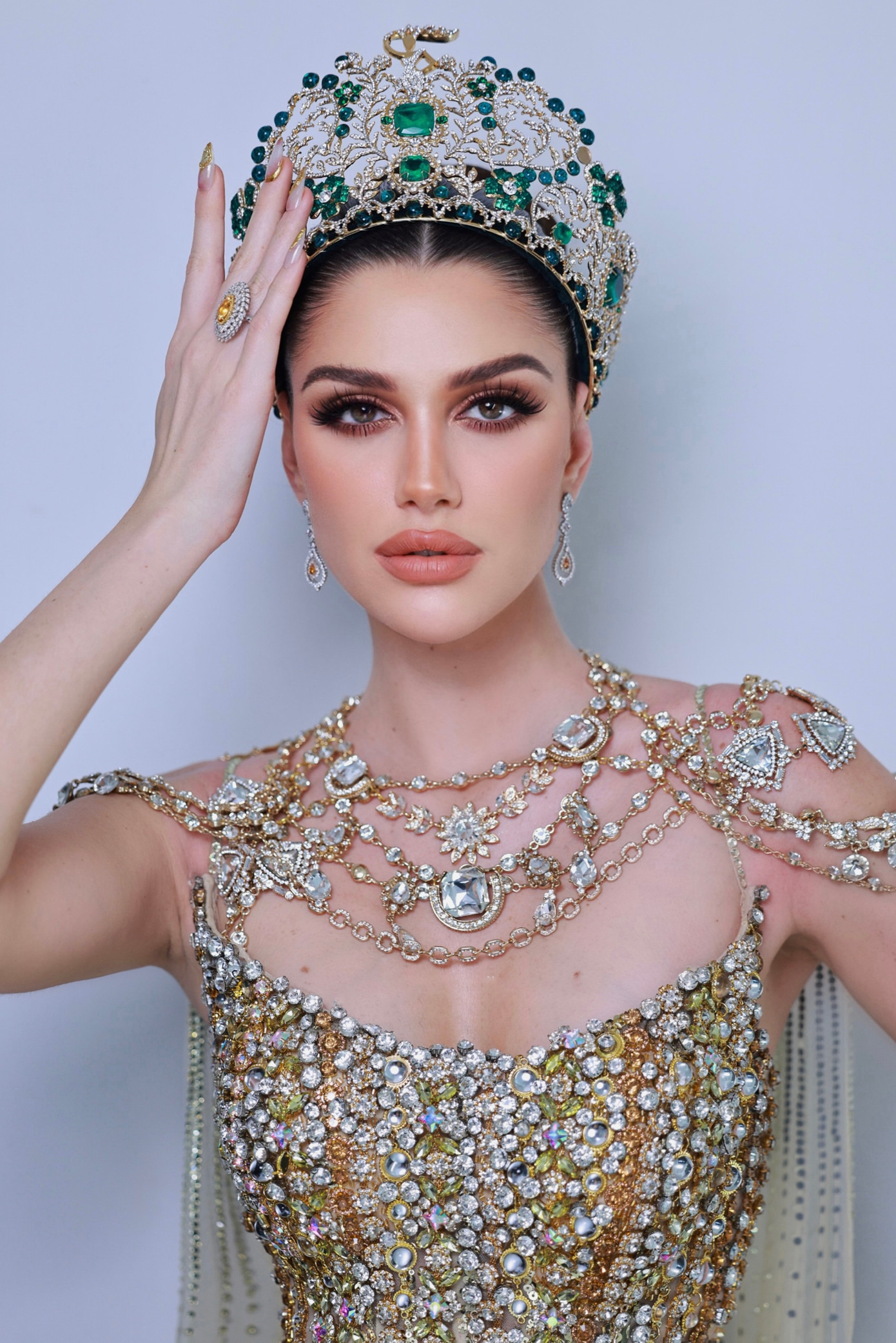 Để chuẩn bị, xuất hiện chỉn chu trước công chúng và tạo hình ảnh trước fan nước ngoài, bên cạnh việc chọn trang phục, Hoa hậu Hòa bình Quốc tế chú trọng cách trang điểm, làm tóc.