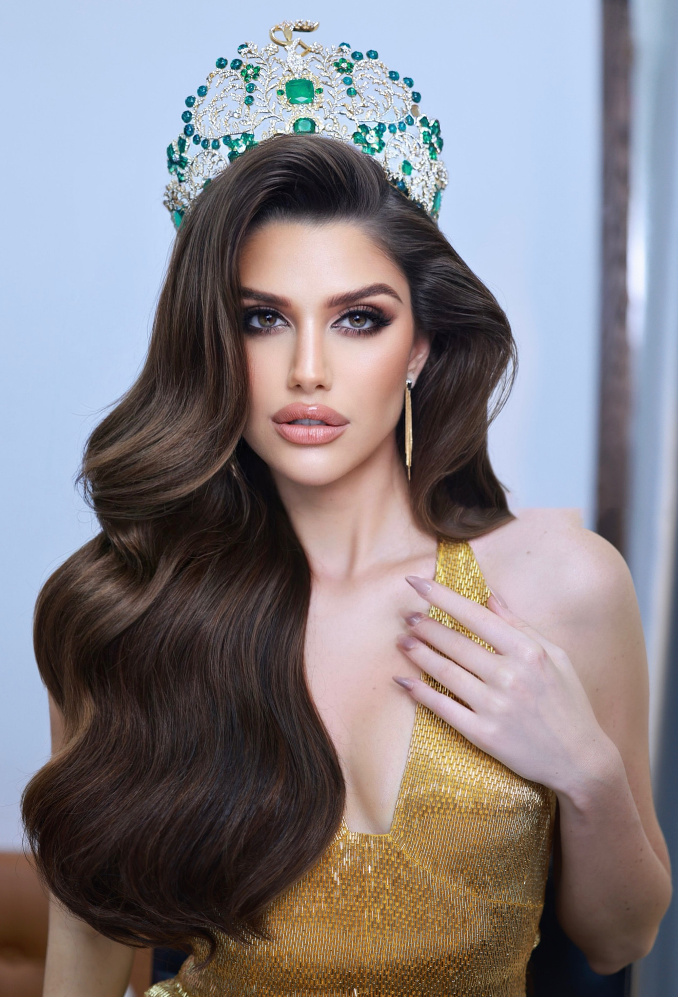 Để chuẩn bị, xuất hiện chỉn chu trước công chúng và tạo hình ảnh trước fan nước ngoài, bên cạnh việc chọn trang phục, Hoa hậu Hòa bình Quốc tế chú trọng cách trang điểm, làm tóc.