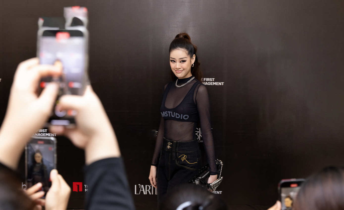 Khánh Vân mặc trang phục bó sát, chất liệu xuyên thấu. Gần đây, Hoa hậu Hoàn vũ Việt Nam 2019 xây dựng hình ảnh cá tính, phong cách.