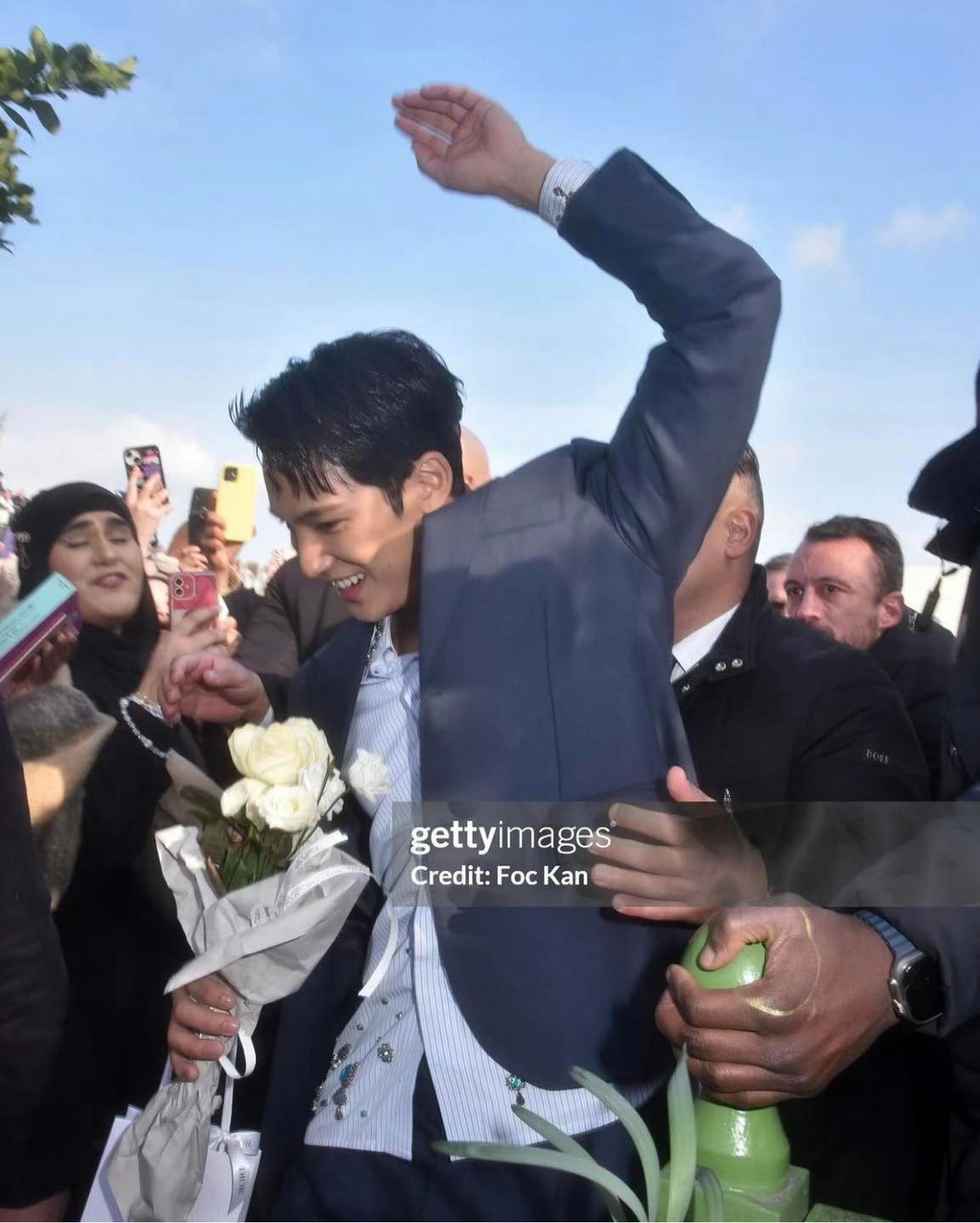 Ngày 26/2 , Mingyu dự show Dior thuộc Tuần lễ thời trang Paris, Pháp. Khoảnh khắc nam ca sĩ cầm hoa sau show viral. Thành viên nhóm Seventeen được người hâm mộ "bao vây", đòi lấy hoa và nhận làm chồng. Trên mạng xã hội, người hâm mộ nữ liên tục bình luận đòi nhận chồng.