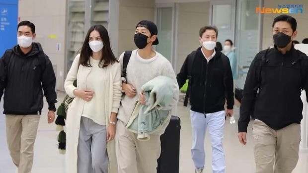 Song Joong Ki khiến nhiều người bất ngờ khi thông bố sắp kết hôn với bạn gái đang mang thai. Song Joong Ki khiến nhiều người bất ngờ khi thông bố sắp kết hôn với bạn gái đang mang thai.