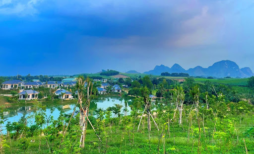 Có núi chầu ở gần