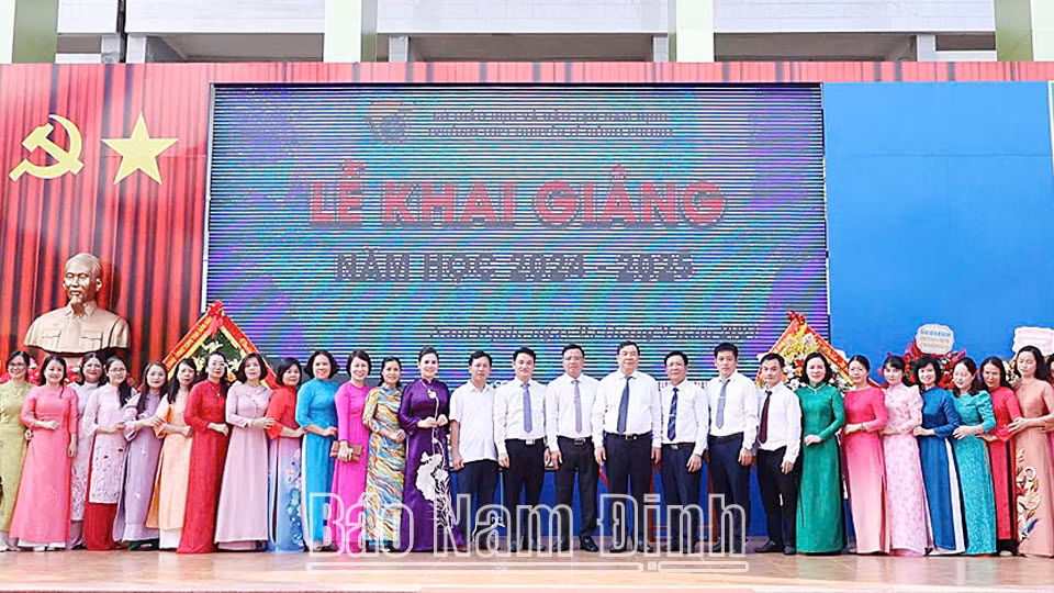 Đồng chí Bí thư Tỉnh uỷ và các đồng chí lãnh đạo chụp ảnh với tập thể sư phạm Trường THPT chuyên Lê Hồng Phong. Đồng chí Bí thư Tỉnh uỷ và các đồng chí lãnh đạo chụp ảnh với tập thể sư phạm Trường THPT chuyên Lê Hồng Phong.