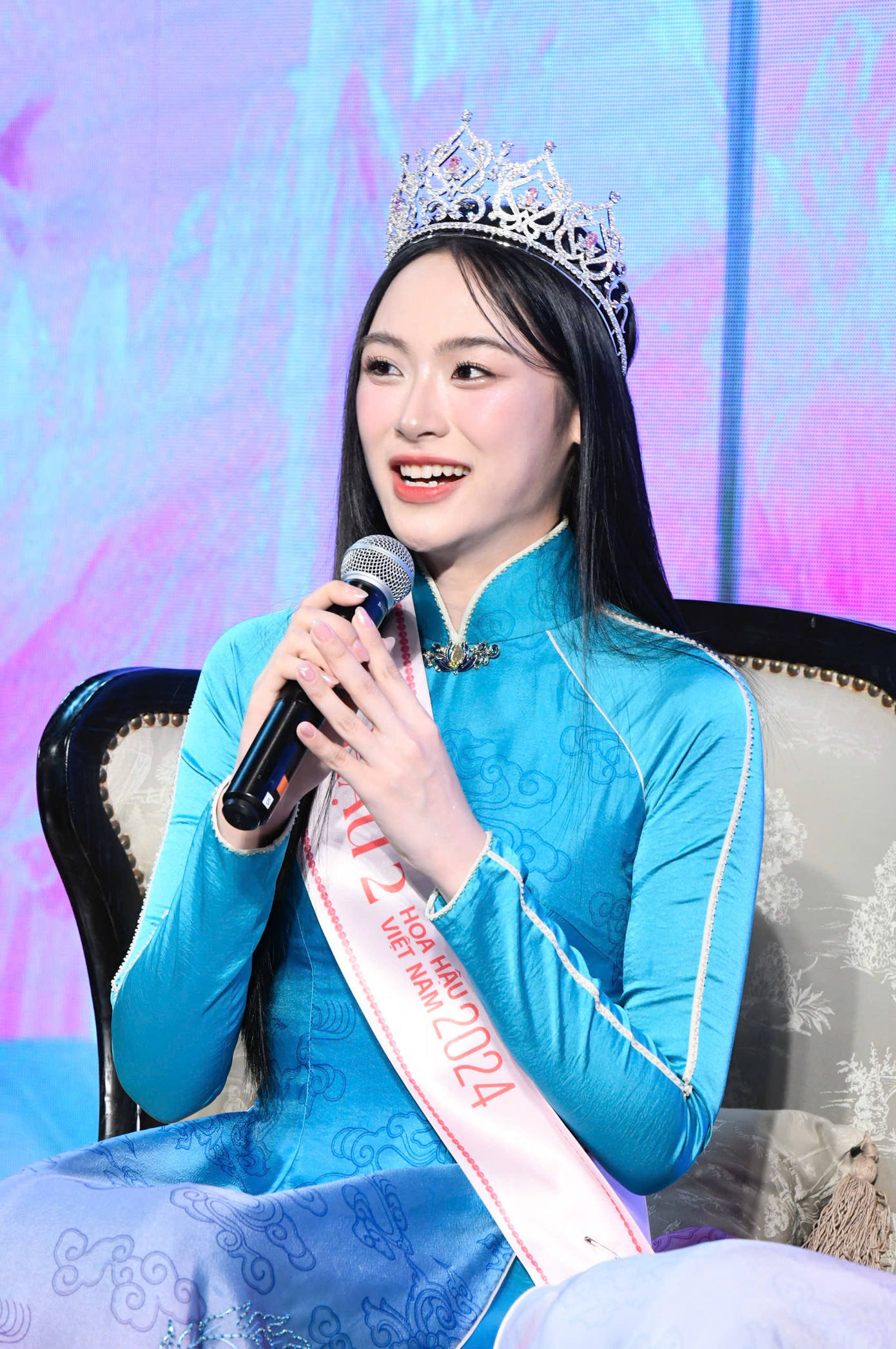 Vân Nhi nói thêm trước đây cô rụt rè, chưa dám thể hiện bản thân. Nhưng khi bước vào hành trình Hoa hậu Việt Nam 2024, cô biết lắng nghe và trưởng thành mỗi ngày. &quot;Tôi biết ơn vì dám chia sẻ những điều chưa hoàn thiện và nhận được sự góp ý từ mọi người&quot;, Á hậu 2 Hoa hậu Việt Nam nói trong buổi giao lưu.