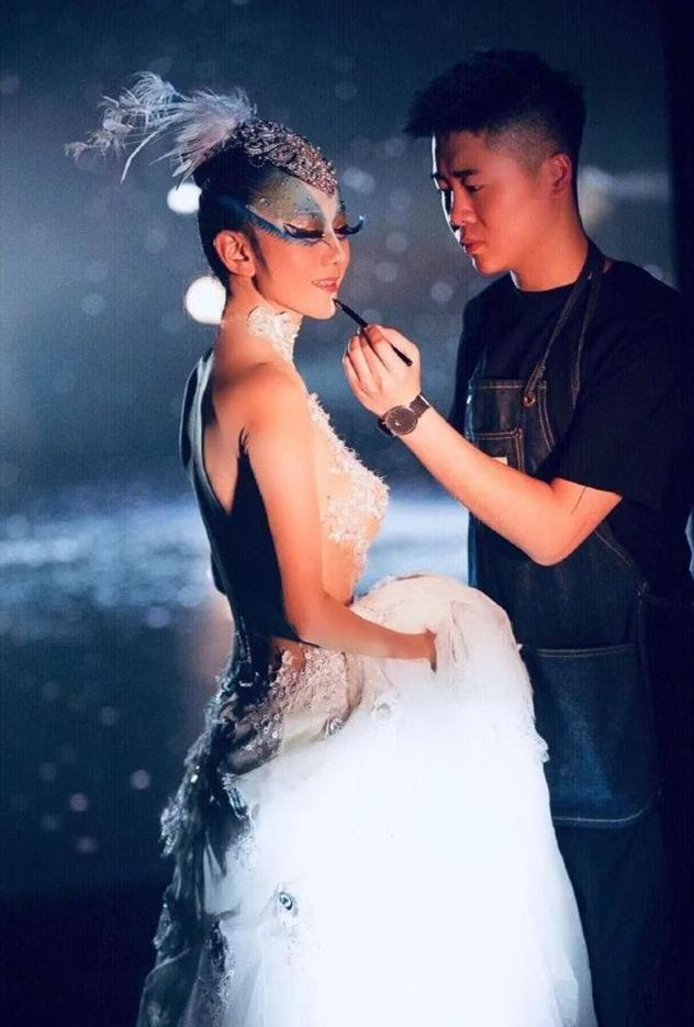 Vóc dáng và bộ móng nổi tiếng của Dương Lệ Bình.